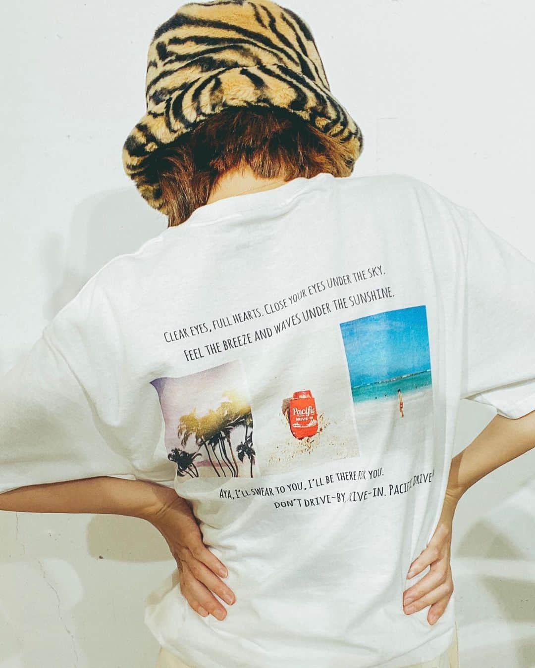 イアリサのインスタグラム：「今日は元気のかたまりみたいな人が作ったTshを着てたよ。 . 彼女の写真を買える機会はあまりないけど、Tshに載せてくれるのはいいね！ . 私は彼女が「なぁなぁ、ありさちゃん◎△＄♪×￥●＆％＃？！」って背中から話しかけてきてるんじゃないかなって気持ちがしたよ。 . @pacificdrivein_shinjuku のTOPのURLから飛んだら買えるぴょ🐰」
