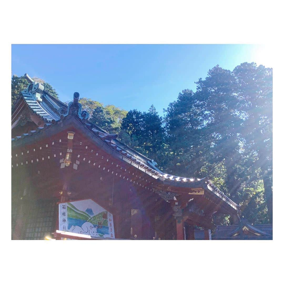 林愛夏さんのインスタグラム写真 - (林愛夏Instagram)「朝の空気が気持ち良かった🍃﻿ ﻿ #１枚目の写真のどこかに林が映り込んでおります﻿ #どこでしょうか ^_^﻿ ﻿#箱根神社 #九頭竜神社  ﻿ ﻿」9月23日 22時51分 - baby_manatsu