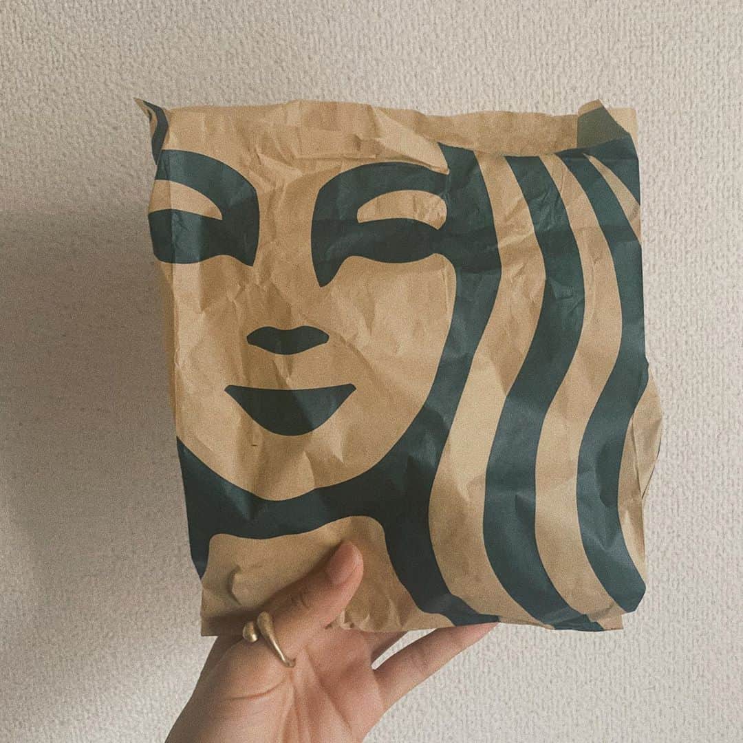 のインスタグラム：「.  最近さ、甘いものとかお菓子いっぱいいただくからさ、いっぱい食べてたらさ、顔とか体にニキビ増えてきてさ、お菓子やめよって。  食べ物ですぐに体変化するタイプ😑  #私に餌を与えないでください  #外食は楽しむ　 #starbucks」