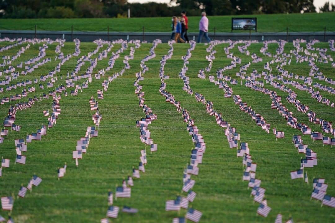 CNNさんのインスタグラム写真 - (CNNInstagram)「Twenty thousand American flags have been placed on the National Mall to pay tribute to the more than 200,000 people who have died from the coronavirus in the US this year. Each flag represents 10 American lives that have been lost to Covid-19. The installation, called a Covid Memorial Project, was organized by a group of friends in the Washington, DC, area who raised money online. House Speaker Nancy Pelosi attended the unveiling on Tuesday and said it is "just incomprehensible, the situation that we find ourselves in." (📸: Win McNamee/Getty Images, Joshua Roberts/Bloomberg/Getty Images and Alex Edelman/AFP/Getty Images)」9月24日 9時48分 - cnn