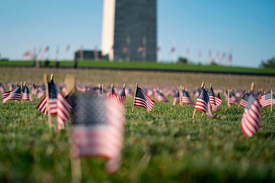 CNNさんのインスタグラム写真 - (CNNInstagram)「Twenty thousand American flags have been placed on the National Mall to pay tribute to the more than 200,000 people who have died from the coronavirus in the US this year. Each flag represents 10 American lives that have been lost to Covid-19. The installation, called a Covid Memorial Project, was organized by a group of friends in the Washington, DC, area who raised money online. House Speaker Nancy Pelosi attended the unveiling on Tuesday and said it is "just incomprehensible, the situation that we find ourselves in." (📸: Win McNamee/Getty Images, Joshua Roberts/Bloomberg/Getty Images and Alex Edelman/AFP/Getty Images)」9月24日 9時48分 - cnn