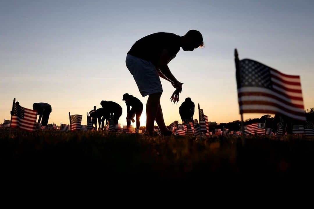 CNNさんのインスタグラム写真 - (CNNInstagram)「Twenty thousand American flags have been placed on the National Mall to pay tribute to the more than 200,000 people who have died from the coronavirus in the US this year. Each flag represents 10 American lives that have been lost to Covid-19. The installation, called a Covid Memorial Project, was organized by a group of friends in the Washington, DC, area who raised money online. House Speaker Nancy Pelosi attended the unveiling on Tuesday and said it is "just incomprehensible, the situation that we find ourselves in." (📸: Win McNamee/Getty Images, Joshua Roberts/Bloomberg/Getty Images and Alex Edelman/AFP/Getty Images)」9月24日 9時48分 - cnn