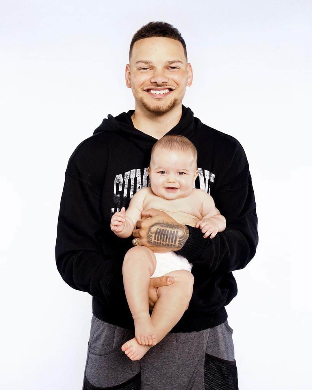 E! Onlineさんのインスタグラム写真 - (E! OnlineInstagram)「Someone to play catch with in the backyard. To pick up the pieces of your first broken heart. Someone to say slow down when you turn sixteen. Yeah, Kane Brown grew up without a dad, he's gonna be the best one he can be. (🎥: @kanebrown_music)」9月24日 9時45分 - enews