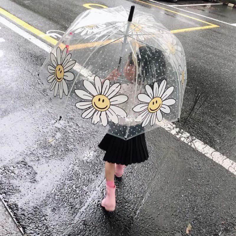 子供服のbig foRE:stさんのインスタグラム写真 - (子供服のbig foRE:stInstagram)「. クリア×フラワーアンプレラ【A032】  遊び心あふれるデザインで 雨の日でも気分が上がる クリア×フラワーアンプレラ！  視界の悪い雨の日でも傘の中から外が 見えて安心！  軽くて持ちやすいので 雨の日のお出かけも楽しくなります♬ . . . . .  #子供服 #キッズコーデ #韓国子供服 #kidscode #outfit #おでかけコーデ#海外子供服  #おしゃれさんと繋がりたい #kidsjapan #セレクトショップ #女の子コーデ  #男の子コーデ#女の子ママ#男の子ママ#インポート#コドモノ #ベビフル#秋アイテム#夏アイテム#お洒落さんとつながりたい#ninas#親ばか部#子供服通販#ナチュラルコーデ#プチプラ子供服#お洒落キッズ#ママリ#子育てグラム#キッズ傘#ビニール傘」9月24日 8時14分 - olpemi_