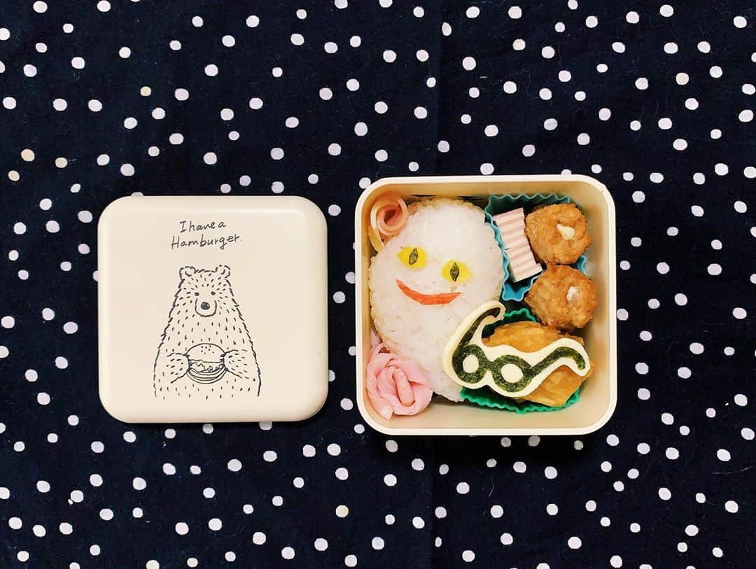 kinaxのインスタグラム：「. good morning(๑′ᴗ‵๑)☔️in Japan, and good afternoon, good evening, good night for world friends! . 今日は一日雨降り予報☔️ それにしても急に寒くなったねぇー❄️ そろそろ毛布とか出さないとね☁️ . . さてさて今日の #kinaxおべんと は #せなけいこ さんの#おばけのてんぷら 🍤 . この絵本かわいいよねぇ(๑′ᴗ‵๑)♡ . . 昨日は特にリクエストがなかったし 最近店頭にハロウィングッズも溢れてきたので おばけにしてみたけど 喜んでくれるといいなぁ👻 . . 話はちょっと変わって 稲刈りの筋肉痛がなかなか強烈で スタスタ歩けないよ😂 . 治る日はくるのだろうか…というくらい 全身ギシギシなんだけど このポンコツっぷり大丈夫なんだろうか… . . みんなも台風と筋肉痛に気をつけて 楽しい1日を！ . #kinaxfood #園児弁当 #今日もかわいいモフモフたち #そろそろストーブ出そうかな 2020/09/24」