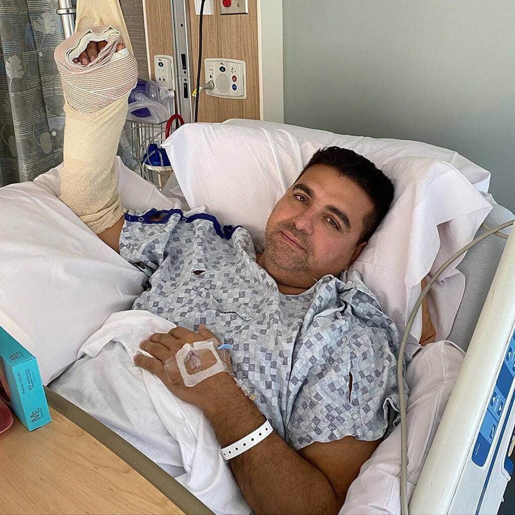 E! Onlineさんのインスタグラム写真 - (E! OnlineInstagram)「#CakeBoss star Buddy Valastro is recovering from a "terrible" bowling accident that left his hand impaled. The entire story (that feels straight out of a horror film) is at the link in our bio. (📷: Instagram)」9月24日 8時17分 - enews