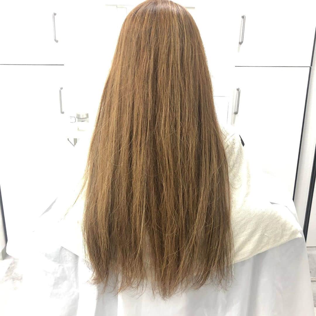 チダヨシヒロさんのインスタグラム写真 - (チダヨシヒロInstagram)「ハイトーン×ブリーチハイライトしてる髪に縮毛矯正✨﻿ ロングでも必ず綺麗に😍✨﻿ ﻿ 【こんなお悩みをお持ちの方はぜひご連絡ください😊】﻿ ✂︎髪をキレイに改善していきたい✨﻿ ✂︎『髪の毛キレイだね』って褒められたい✨﻿ ✂︎美容室でトリートメントをしても、いつもすぐ落ちてしまう😭﻿ ✂︎ものすごくキレイな縮毛矯正をしてみたい✨ ﻿ ✂︎アホ毛・毛羽立ちを抑えたい😭﻿ ✂︎ツヤのある髪にしたい✨﻿ ✂︎ダメージが気になる😭﻿ ✂︎ブリーチしてても縮毛矯正がしたい✨﻿ ✂︎ビビリ毛をなんとかしたい😭﻿ ﻿ ﻿ なんでもご相談ください⭐️﻿ ﻿ インスタグラムを見て髪質改善や美髪縮毛矯正で ご来店される方が都外からもかなり増えてきております😊 気になる方はこちらの僕の美髪シリーズもご覧下さい✨﻿ ↓↓↓ 『 #チダヨシヒロの髪質美人 』 ﻿ ﻿ 【ご予約空き状況】﻿ 9月﻿ 9/25 10:00﻿ 9/27 19:00﻿ その他は満席です🙇💦﻿ ﻿ 10月﻿ 10/1 満席﻿ 10/2 満席﻿ 10/3 満席﻿ 10/4 満席﻿ 10/5 満席﻿ 10/6 お休み﻿ 10/7 満席﻿ 10/8 12:00 19:00﻿ 10/9 10:00カットカラー枠（縮毛矯正不可）﻿ 10/10 17:30﻿ 10/11 11:30以降﻿ 10/12 15:00﻿ 10/13お休み﻿ 10/14 10:00 15:00 18:00﻿ 10/15 10:00 11:00﻿ 10/16 10:00 15:00 18:00﻿ 10/17 20:00﻿ 10/18 15:00﻿ ﻿ 10月のご予約も承っております✨﻿ ﻿ ご予約・ご相談はトップURLにあるLINEからかDMよりご連絡くださいね✨﻿ ﻿ 【オンラインカウンセリング実地中】﻿ 無料でオンラインカウンセリングを実施しておりますので髪のお悩みやご相談などがありましたらDMまたプロフィールURLからのLINE@より24時間365日受付ております😆﻿ ﻿ 髪にお悩みの方を1人でも多く綺麗になって欲しいという僕の気持ちの表れです🙇﻿ ﻿ 【メニュー】﻿ カット¥7700 質感向上トリートメント¥5500 美髪カラー¥7700〜 美髪縮毛矯正¥22000〜﻿ カットをされない方はシャンプー・ブロー代¥3300頂きます🙇﻿ メニューも沢山ご用意ありますので、料金と合わせて、プロフィールのURLからご確認ください😊﻿ ﻿ 完全予約マンツーマン制﻿ ﻿ 【Al Chem】﻿ 東京都目黒区五本木3-26-7 1F﻿ 学芸大より徒歩4分﻿ ﻿ ﻿ #縮毛矯正﻿ #髪質改善トリートメント﻿ #縮毛矯正失敗﻿ #自然な縮毛矯正﻿ #ビビり毛修正﻿ #髪質改善ストレート﻿ #髪質改善縮毛矯正﻿ #髪質改善失敗﻿ #縮毛矯正東京﻿ #縮毛矯正専門店﻿ #パーマ失敗﻿ #ブリーチ縮毛矯正﻿ #デジパ失敗﻿ #学芸大学美容室﻿ #ブリーチ縮毛矯正﻿ #縮毛矯正ブリーチ﻿ #縮毛矯正してる髪にブリーチ﻿ #毛髪改善﻿ #ダメージ改善﻿ #縮毛矯正上手い﻿ #学芸大学縮毛矯正﻿ #ビビり毛﻿ #酸熱トリートメント﻿ #デジタルパーマ失敗﻿ #縮毛矯正ボブ﻿ #縮毛矯正失敗﻿ #縮毛矯正失敗お直し﻿ #ビビリ毛﻿ #ビビリ毛改善」9月24日 8時30分 - chibow