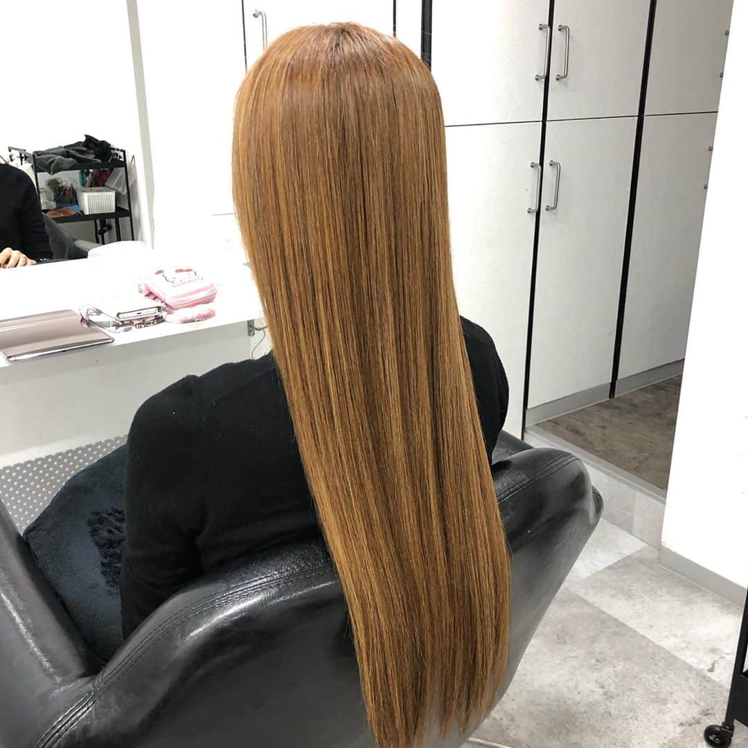 チダヨシヒロさんのインスタグラム写真 - (チダヨシヒロInstagram)「ハイトーン×ブリーチハイライトしてる髪に縮毛矯正✨﻿ ロングでも必ず綺麗に😍✨﻿ ﻿ 【こんなお悩みをお持ちの方はぜひご連絡ください😊】﻿ ✂︎髪をキレイに改善していきたい✨﻿ ✂︎『髪の毛キレイだね』って褒められたい✨﻿ ✂︎美容室でトリートメントをしても、いつもすぐ落ちてしまう😭﻿ ✂︎ものすごくキレイな縮毛矯正をしてみたい✨ ﻿ ✂︎アホ毛・毛羽立ちを抑えたい😭﻿ ✂︎ツヤのある髪にしたい✨﻿ ✂︎ダメージが気になる😭﻿ ✂︎ブリーチしてても縮毛矯正がしたい✨﻿ ✂︎ビビリ毛をなんとかしたい😭﻿ ﻿ ﻿ なんでもご相談ください⭐️﻿ ﻿ インスタグラムを見て髪質改善や美髪縮毛矯正で ご来店される方が都外からもかなり増えてきております😊 気になる方はこちらの僕の美髪シリーズもご覧下さい✨﻿ ↓↓↓ 『 #チダヨシヒロの髪質美人 』 ﻿ ﻿ 【ご予約空き状況】﻿ 9月﻿ 9/25 10:00﻿ 9/27 19:00﻿ その他は満席です🙇💦﻿ ﻿ 10月﻿ 10/1 満席﻿ 10/2 満席﻿ 10/3 満席﻿ 10/4 満席﻿ 10/5 満席﻿ 10/6 お休み﻿ 10/7 満席﻿ 10/8 12:00 19:00﻿ 10/9 10:00カットカラー枠（縮毛矯正不可）﻿ 10/10 17:30﻿ 10/11 11:30以降﻿ 10/12 15:00﻿ 10/13お休み﻿ 10/14 10:00 15:00 18:00﻿ 10/15 10:00 11:00﻿ 10/16 10:00 15:00 18:00﻿ 10/17 20:00﻿ 10/18 15:00﻿ ﻿ 10月のご予約も承っております✨﻿ ﻿ ご予約・ご相談はトップURLにあるLINEからかDMよりご連絡くださいね✨﻿ ﻿ 【オンラインカウンセリング実地中】﻿ 無料でオンラインカウンセリングを実施しておりますので髪のお悩みやご相談などがありましたらDMまたプロフィールURLからのLINE@より24時間365日受付ております😆﻿ ﻿ 髪にお悩みの方を1人でも多く綺麗になって欲しいという僕の気持ちの表れです🙇﻿ ﻿ 【メニュー】﻿ カット¥7700 質感向上トリートメント¥5500 美髪カラー¥7700〜 美髪縮毛矯正¥22000〜﻿ カットをされない方はシャンプー・ブロー代¥3300頂きます🙇﻿ メニューも沢山ご用意ありますので、料金と合わせて、プロフィールのURLからご確認ください😊﻿ ﻿ 完全予約マンツーマン制﻿ ﻿ 【Al Chem】﻿ 東京都目黒区五本木3-26-7 1F﻿ 学芸大より徒歩4分﻿ ﻿ ﻿ #縮毛矯正﻿ #髪質改善トリートメント﻿ #縮毛矯正失敗﻿ #自然な縮毛矯正﻿ #ビビり毛修正﻿ #髪質改善ストレート﻿ #髪質改善縮毛矯正﻿ #髪質改善失敗﻿ #縮毛矯正東京﻿ #縮毛矯正専門店﻿ #パーマ失敗﻿ #ブリーチ縮毛矯正﻿ #デジパ失敗﻿ #学芸大学美容室﻿ #ブリーチ縮毛矯正﻿ #縮毛矯正ブリーチ﻿ #縮毛矯正してる髪にブリーチ﻿ #毛髪改善﻿ #ダメージ改善﻿ #縮毛矯正上手い﻿ #学芸大学縮毛矯正﻿ #ビビり毛﻿ #酸熱トリートメント﻿ #デジタルパーマ失敗﻿ #縮毛矯正ボブ﻿ #縮毛矯正失敗﻿ #縮毛矯正失敗お直し﻿ #ビビリ毛﻿ #ビビリ毛改善」9月24日 8時30分 - chibow
