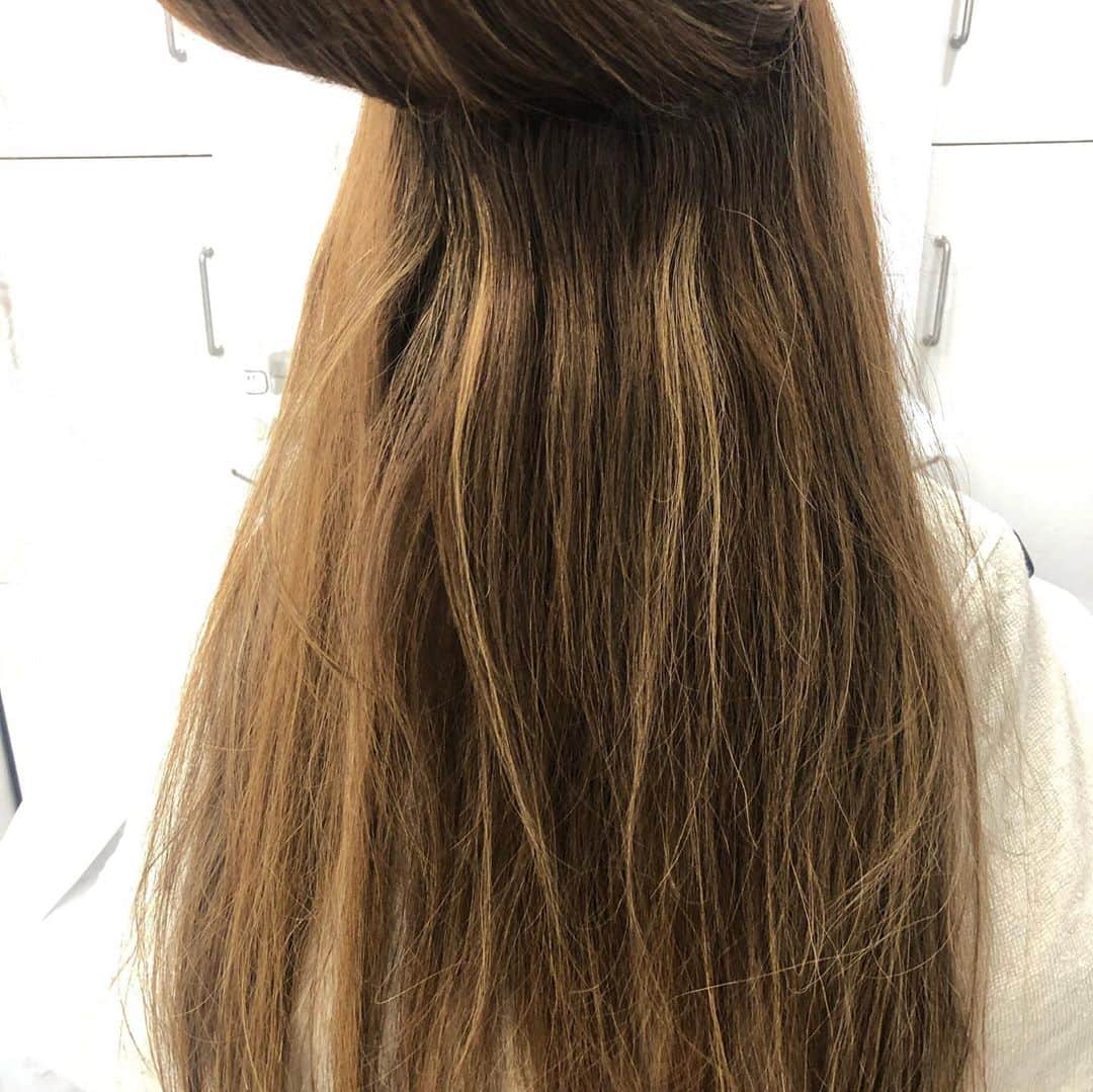 チダヨシヒロさんのインスタグラム写真 - (チダヨシヒロInstagram)「ハイトーン×ブリーチハイライトしてる髪に縮毛矯正✨﻿ ロングでも必ず綺麗に😍✨﻿ ﻿ 【こんなお悩みをお持ちの方はぜひご連絡ください😊】﻿ ✂︎髪をキレイに改善していきたい✨﻿ ✂︎『髪の毛キレイだね』って褒められたい✨﻿ ✂︎美容室でトリートメントをしても、いつもすぐ落ちてしまう😭﻿ ✂︎ものすごくキレイな縮毛矯正をしてみたい✨ ﻿ ✂︎アホ毛・毛羽立ちを抑えたい😭﻿ ✂︎ツヤのある髪にしたい✨﻿ ✂︎ダメージが気になる😭﻿ ✂︎ブリーチしてても縮毛矯正がしたい✨﻿ ✂︎ビビリ毛をなんとかしたい😭﻿ ﻿ ﻿ なんでもご相談ください⭐️﻿ ﻿ インスタグラムを見て髪質改善や美髪縮毛矯正で ご来店される方が都外からもかなり増えてきております😊 気になる方はこちらの僕の美髪シリーズもご覧下さい✨﻿ ↓↓↓ 『 #チダヨシヒロの髪質美人 』 ﻿ ﻿ 【ご予約空き状況】﻿ 9月﻿ 9/25 10:00﻿ 9/27 19:00﻿ その他は満席です🙇💦﻿ ﻿ 10月﻿ 10/1 満席﻿ 10/2 満席﻿ 10/3 満席﻿ 10/4 満席﻿ 10/5 満席﻿ 10/6 お休み﻿ 10/7 満席﻿ 10/8 12:00 19:00﻿ 10/9 10:00カットカラー枠（縮毛矯正不可）﻿ 10/10 17:30﻿ 10/11 11:30以降﻿ 10/12 15:00﻿ 10/13お休み﻿ 10/14 10:00 15:00 18:00﻿ 10/15 10:00 11:00﻿ 10/16 10:00 15:00 18:00﻿ 10/17 20:00﻿ 10/18 15:00﻿ ﻿ 10月のご予約も承っております✨﻿ ﻿ ご予約・ご相談はトップURLにあるLINEからかDMよりご連絡くださいね✨﻿ ﻿ 【オンラインカウンセリング実地中】﻿ 無料でオンラインカウンセリングを実施しておりますので髪のお悩みやご相談などがありましたらDMまたプロフィールURLからのLINE@より24時間365日受付ております😆﻿ ﻿ 髪にお悩みの方を1人でも多く綺麗になって欲しいという僕の気持ちの表れです🙇﻿ ﻿ 【メニュー】﻿ カット¥7700 質感向上トリートメント¥5500 美髪カラー¥7700〜 美髪縮毛矯正¥22000〜﻿ カットをされない方はシャンプー・ブロー代¥3300頂きます🙇﻿ メニューも沢山ご用意ありますので、料金と合わせて、プロフィールのURLからご確認ください😊﻿ ﻿ 完全予約マンツーマン制﻿ ﻿ 【Al Chem】﻿ 東京都目黒区五本木3-26-7 1F﻿ 学芸大より徒歩4分﻿ ﻿ ﻿ #縮毛矯正﻿ #髪質改善トリートメント﻿ #縮毛矯正失敗﻿ #自然な縮毛矯正﻿ #ビビり毛修正﻿ #髪質改善ストレート﻿ #髪質改善縮毛矯正﻿ #髪質改善失敗﻿ #縮毛矯正東京﻿ #縮毛矯正専門店﻿ #パーマ失敗﻿ #ブリーチ縮毛矯正﻿ #デジパ失敗﻿ #学芸大学美容室﻿ #ブリーチ縮毛矯正﻿ #縮毛矯正ブリーチ﻿ #縮毛矯正してる髪にブリーチ﻿ #毛髪改善﻿ #ダメージ改善﻿ #縮毛矯正上手い﻿ #学芸大学縮毛矯正﻿ #ビビり毛﻿ #酸熱トリートメント﻿ #デジタルパーマ失敗﻿ #縮毛矯正ボブ﻿ #縮毛矯正失敗﻿ #縮毛矯正失敗お直し﻿ #ビビリ毛﻿ #ビビリ毛改善」9月24日 8時30分 - chibow