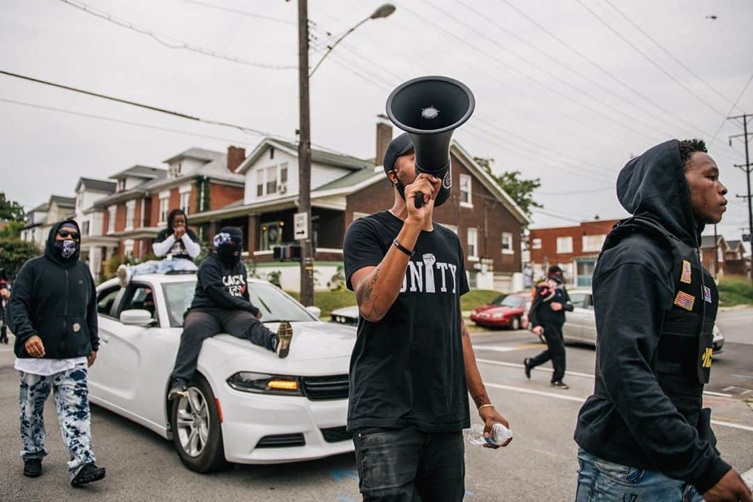 TIME Magazineさんのインスタグラム写真 - (TIME MagazineInstagram)「A grand jury in Kentucky brought no charges against Louisville police officers for the fatal shooting of Breonna Taylor inside her apartment in March, but did charge one officer for endangering Taylor's neighbors, as bullets entered their homes during the late-night raid. @attorneycrump, who represents the 26-year-old's family, called the charges "outrageous and offensive" in a tweet after learning that Brett Hankison, a former police detective, was charged with three counts of wanton endangerment. Hankison faces a maximum of five years in prison. Protests immediately began in the city, where the mayor declared a state of emergency ahead of the announcement. Calls for the officers involved in Taylor's death to be arrested and criminally charged have been echoed from Louisville to Hollywood amid nationwide demonstrations over racial injustice and police violence since George Floyd's killing by police in late May. Last week, the city of Louisville agreed to a settlement with Taylor's family that included a $12 million payment and police reforms. Read more at the link in bio. Photographs by @branbell2019—@gettyimages and @xavierburrell—@nytimes/@reduxpictures」9月24日 8時25分 - time