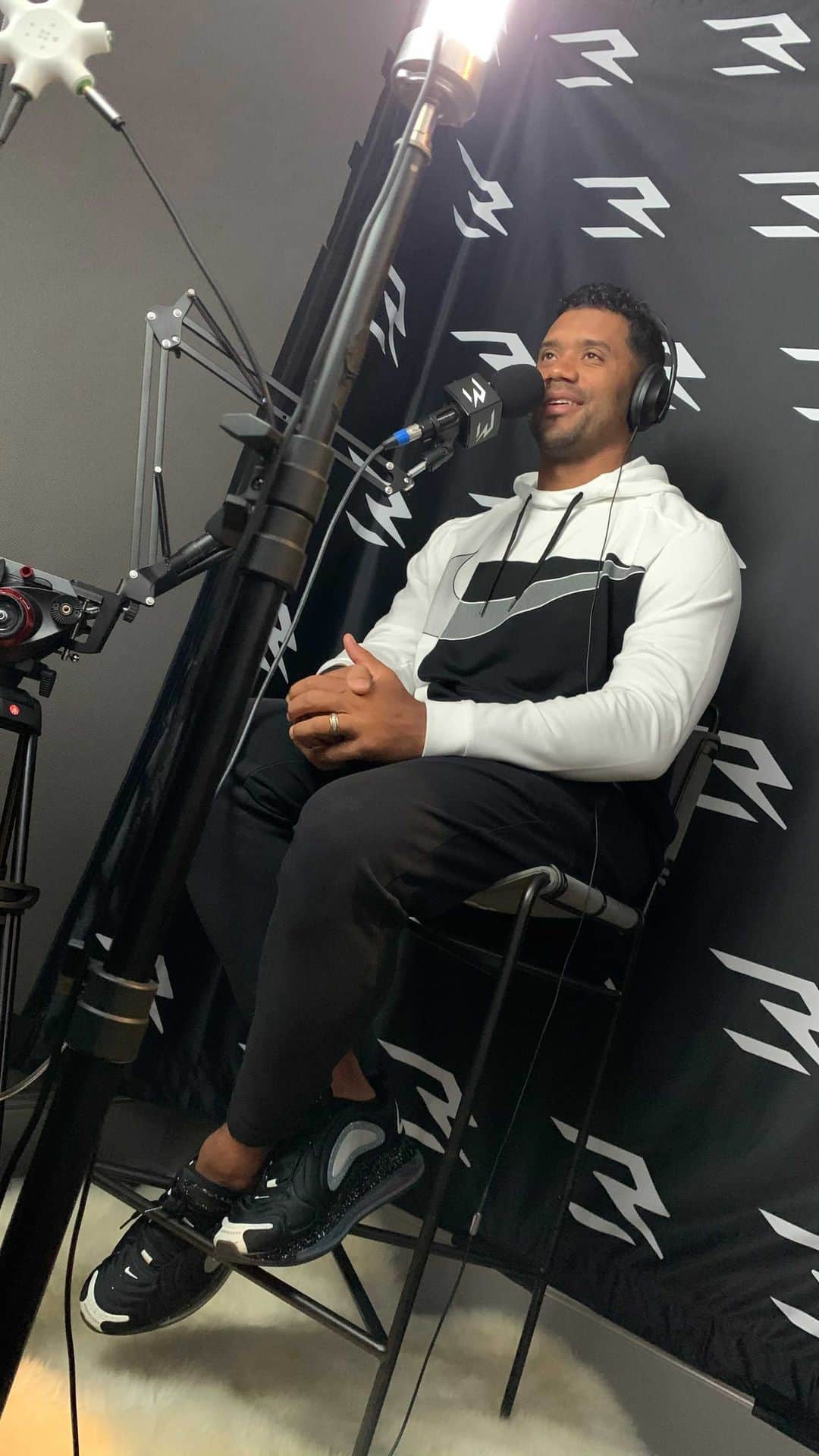 ラッセル・ウィルソンのインスタグラム：「You’re telling me @randygmoss could have been a Seahawk!?? 🤯 @DangerTalk Season 1, Episode 3 out now!!! Link in bio.」