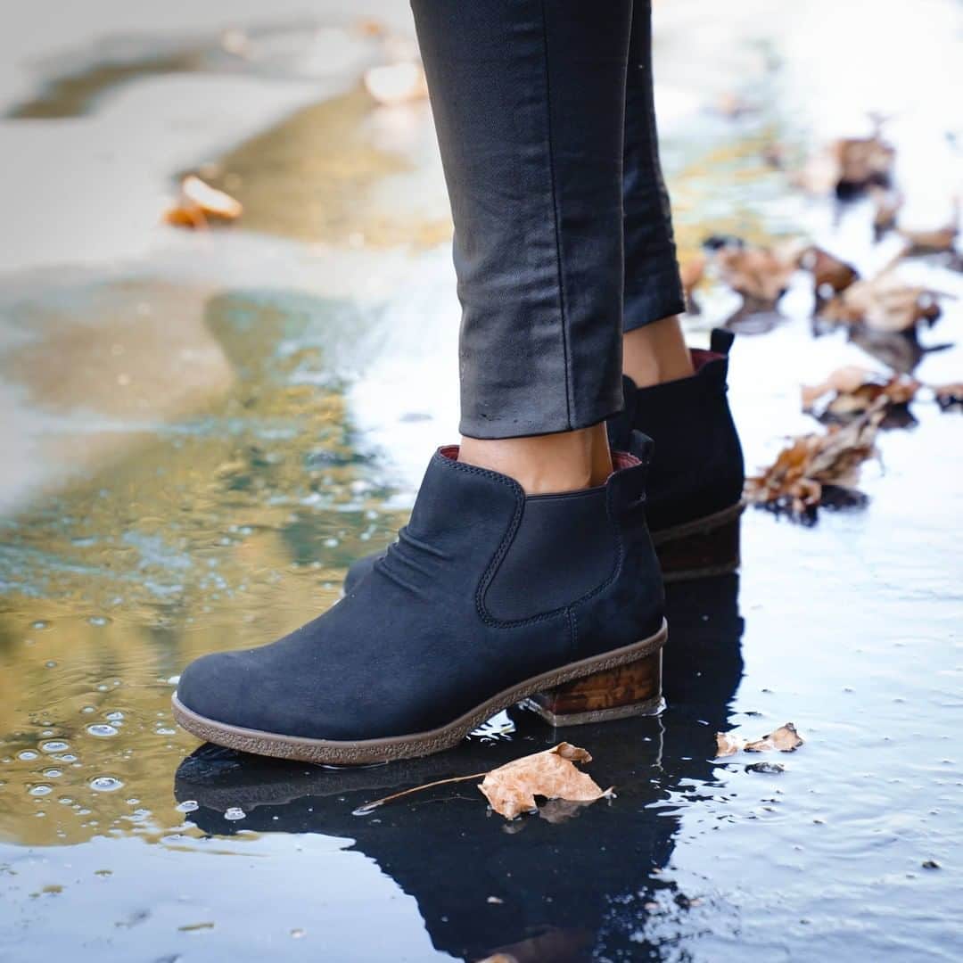 ダンスコのインスタグラム：「Style rain or shine. Shop Bea and other waterproof styles on our website now!」