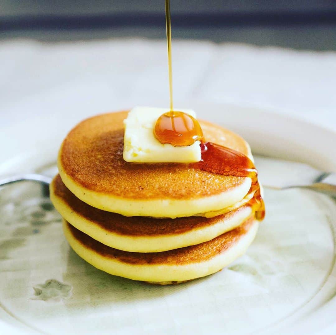 くらしのきほんのインスタグラム：「おはようございます。すっかり秋めいてきましたね。朝食に小さなパンケーキはいかがでしょうか。くらしのきほんねパンケーキは焼くのも簡単。冷めてもおいしいパンケーキです、#くらしのきほん #パンケーキ」