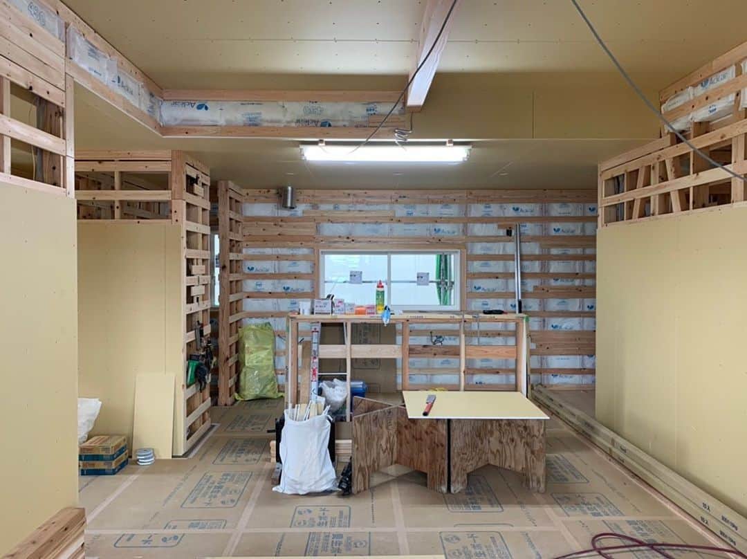 ヒヨシケンセツさんのインスタグラム写真 - (ヒヨシケンセツInstagram)「おはようございます〜(*´∀｀*) 今日は朝からムシムシですね。 雨が降るのかな⁇ ✳︎ ✳︎ ドンドン載せていきますよー‼︎ #ジブンハウスhiyoshi16棟目 #ジブンハウスhiyoshiエディション ✳︎ ✳︎ 大工さんの工事も終盤‼︎ 写真みてみてーーー‼︎ 工事中なのに 現場がキレイ〜(*´∀｀*) さすがです♡ #頑張る大工さんシリーズhiyoshi ✳︎ ✳︎ #島根 #益田 #益田市 #工務店 #陽吉建設 #ヒヨシケンセツ #注文住宅 #FPの家 #高気密高断熱 #ジブンハウス #ジブンハウスhiyoshi #新築 #マイホーム #家づくり #家はスマホで買う時代 #デザイン #オシャレ #間取り#暮らしを楽しむ #収納 #断熱材 #現場 #丁寧な暮らし #快適な暮らし #シンプルホーム」9月24日 8時33分 - hiyoshi.ken