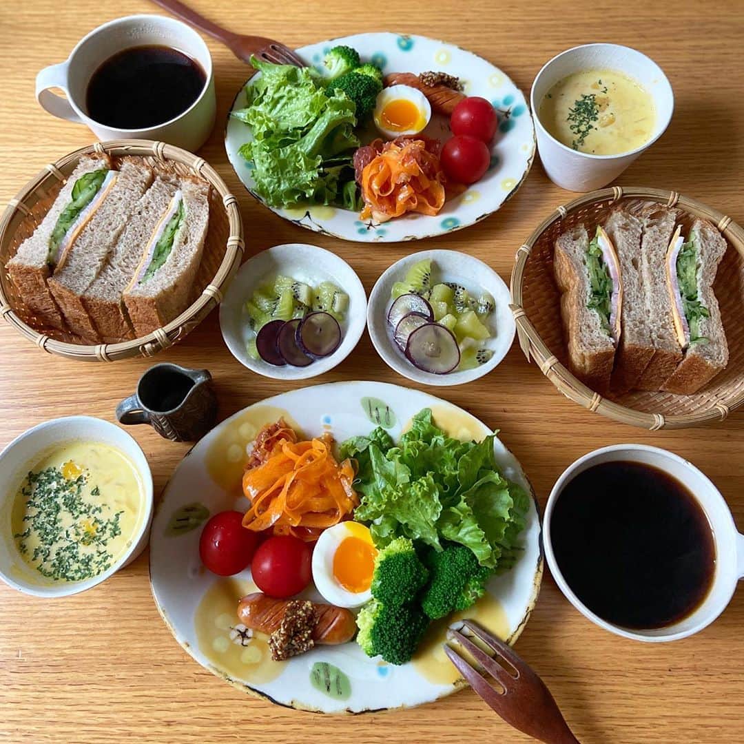 みかさんのインスタグラム写真 - (みかInstagram)「2020.9.24  おはようございます  今日のあさごはんは  ・焙煎大麦食パンの きゅうりハムチーズサンド ・かぼちゃスープ ・グリーンサラダ ・ゆで卵、ウインナー ・キャロットラペ ・キウイピオーネヨーグルト  神田川ベーカリーさんの新作パン、 焙煎大麦食パンが 昨日買えたので まずは焼かずにそのままかな、と サンドイッチにしてみました。  まずはパンの香りを思いっきり 吸いこんでから実食！ ピーナツのような香ばしい香りが たまらないー！！ それでいてふんわり柔らかで むっちり感も。美味しーっ これは絶品✨ サンドイッチも◎ 塩もみきゅうりとハムチーズの 塩気をパンががっちりキャッチ。  と、朝から興奮気味で😂 職場若者女子にも2斤押し売りしたので 感想聞くの楽しみ。  今日もがんばろう〜  #あさごはん#朝ごはん#朝食#朝ごパン#神田川ベーカリー#焙煎大麦食パン#サンドイッチ#食パン#うつわ好き#石木文#戸田文浩#桑原典子#直井真奈美#bread#breakfast#morning#cooking#igersjp#locari#sandwich#おうちごはん#おうちごはんlover#フーディーテーブル#朝時間#朝美人アンバサダー」9月24日 8時36分 - mikasko