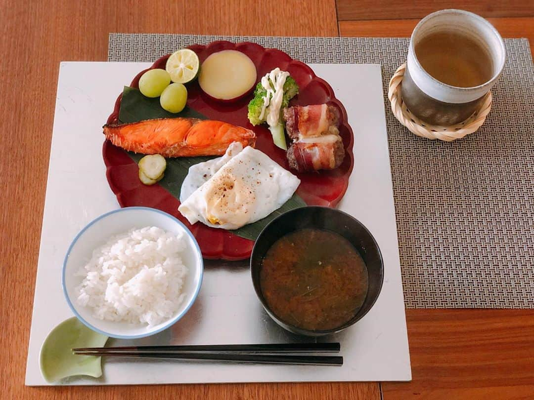 英玲奈さんのインスタグラム写真 - (英玲奈Instagram)「#今日の朝ご飯 #夫の朝ご飯 今日は１日家で仕事があるから、 ワンプレートで洗い物楽ちんに。 最近は朝のお茶も熱いものに。 今日は、　#黒豆茶  #ていねいな暮らし #季節を感じる暮らし#からだにいいこと#料理 #からだにやさしいごはん #おうちごはん#夫の健康守りたい#10年後の健康の為に#無添加#無化調#オーガニック#低gi #美腸活#趣味生活#料理家#erenakitchen」9月24日 8時41分 - erena_erenyan