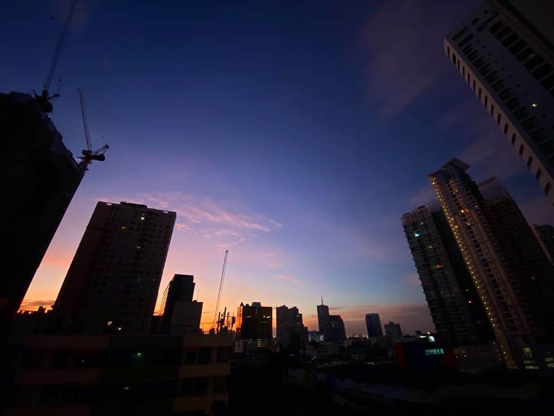 新井利佳さんのインスタグラム写真 - (新井利佳Instagram)「#bangkok #bangkokstyle #bangkokthailand #sky_lovers #sky_collection #sunset #lifestyle #day  #日出 #曼谷 #美 #天空 #喜歡天空 #曼谷生活 #日常 #今空 #いまそら部 #空 #空好き  #バンコク  #雨上がり #雨上がりの空  #sunset_sunrise_beautiful #バンコク生活  昨日は午後から凄い雷とスコールがあり、タイの雨季もいよいよ後半。 数日程で終わってしまう、涼しい乾季が待ち遠しい✨  昨日作ったギーが、今朝最高の仕事をしてくれました🙏🍱 脂っこくなくて、さっぱりしていて、香り高くて、また少しお料理が上手になった気分✨  ギーを使った時は、蜂蜜と摂取しないように気をつけてくださいね！」9月24日 8時42分 - rika.arai