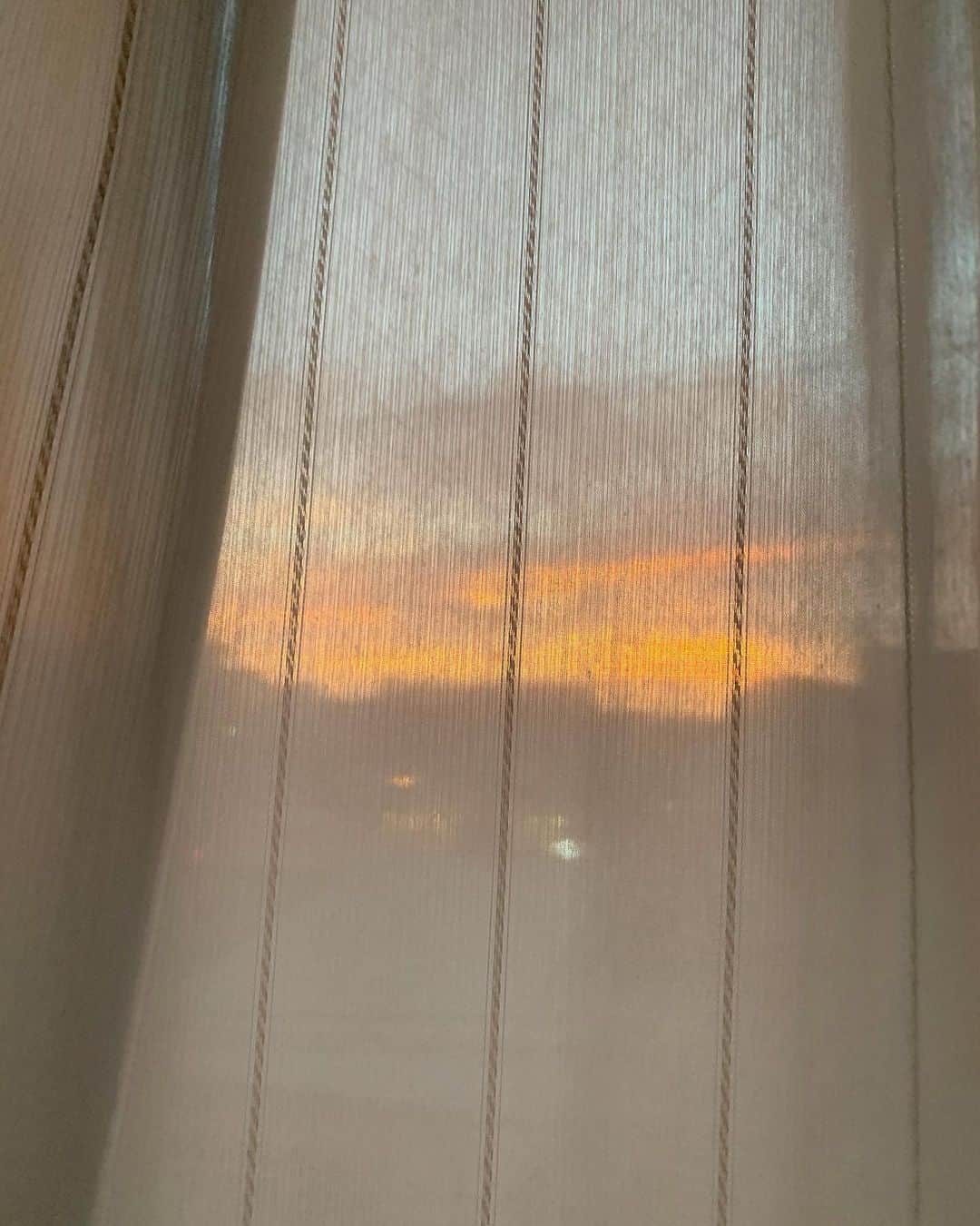 菅谷梨沙子さんのインスタグラム写真 - (菅谷梨沙子Instagram)「出産した翌朝5時頃. 身体中の痛みと眠気が吹っ飛ぶような明け方の空。なんて綺麗なんだろう。っとカーテン越しから撮った写真です📷🌥  そして昨日は温かいメッセージを下さったみなさん、本当にありがとうございました‼︎ なんとなく1日の流れも出来てきました。（今だけかもしれないけど…。） 少しずつ、ゆっくりと、今日も頑張ります🌿」9月24日 8時43分 - risako_sugaya
