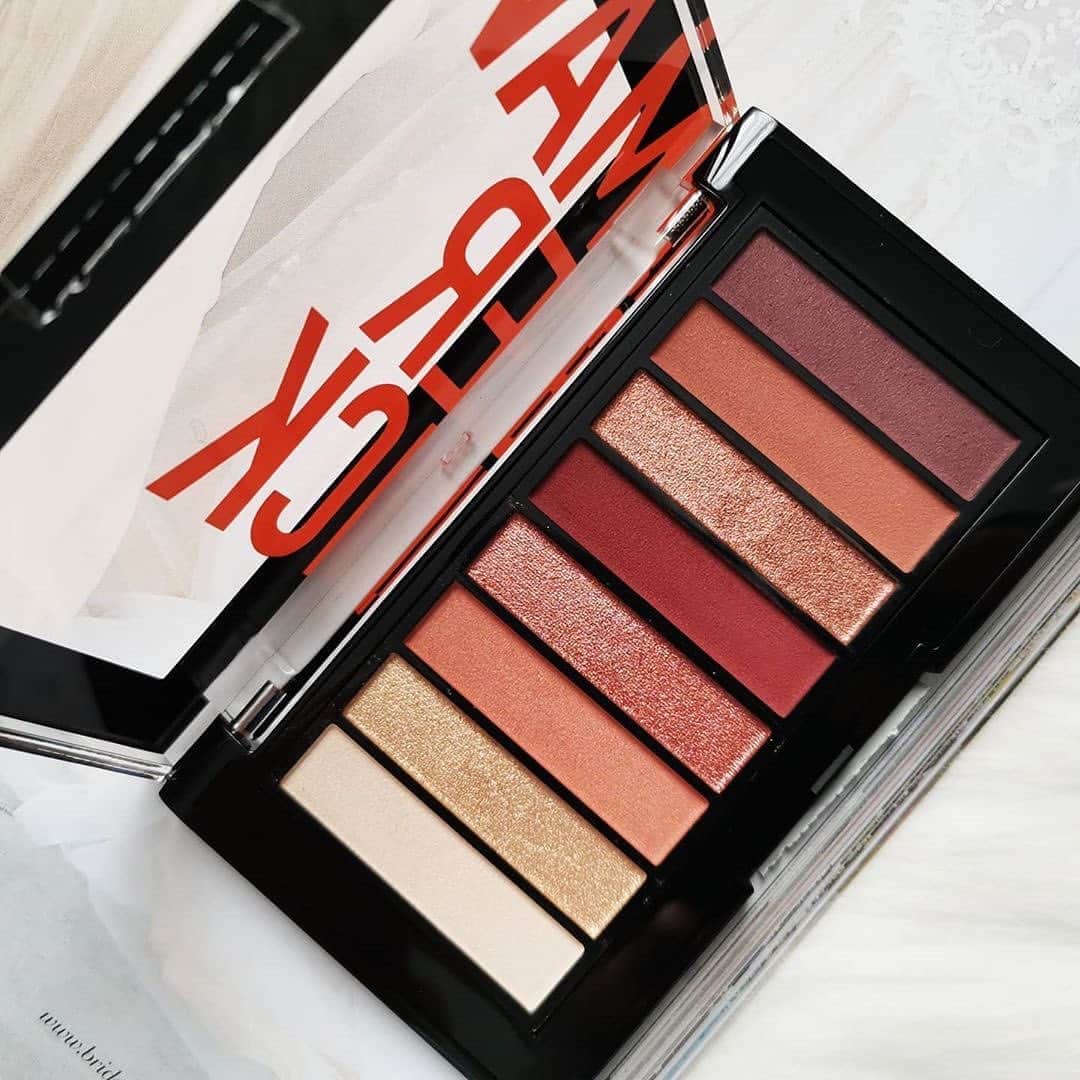 Revlonさんのインスタグラム写真 - (RevlonInstagram)「📌 Pro tip: A few rules of thumb if you’re feeling overwhelmed by all the pretty shades in our #LooksBook Palette (this one’s Maverick (930)): 1️⃣ Apply a sheer, neutral color as your eyelid base, up to your brow bones 2️⃣ Pick a main shade for the lids  3️⃣ Reserve a darker shade for contour on the hollows of your eyes  4️⃣ Pause to blend, blend, blend! 5️⃣ Use an accent shade on your outer corners for a smoky effect… 6️⃣ ...Or add the lightest shade as a highlight to the inner corners, which creates a more awake look  📸 @chanelleschulerx」9月24日 8時56分 - revlon