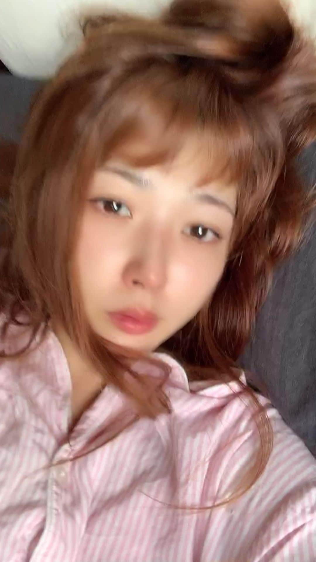 のインスタグラム：「🌞おはようシリーズ🌞 〜最後までみてね編〜  #今日もおはよう #前髪の寝癖がわや」