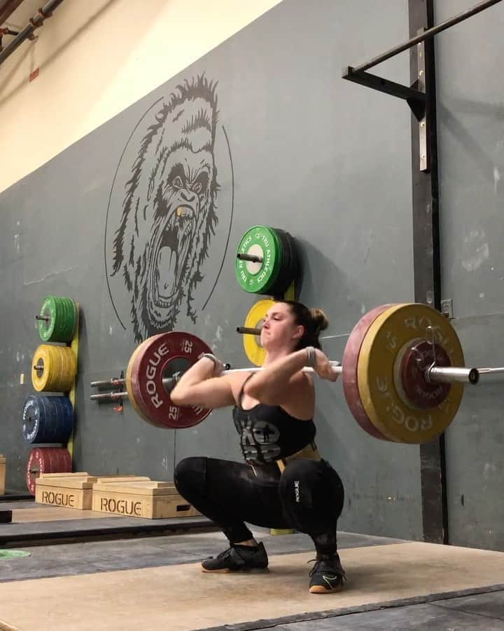 マッティ・ロジャーズのインスタグラム：「Back to full lifts after my wonderful week of powers. Gonna take a few more days to feel totally normal, but it’s all comin back around. Power week made my snatches feel a bit wonky but cleans feel pretty dang good??? I’m not sure what’s going on here. Last triple(ish??? Would you call this a triple?) of the day & a couple snatches from my on the minute work.  ALSO, this belt comes out real soon 😉 @2poodperformance  @roguefitness」