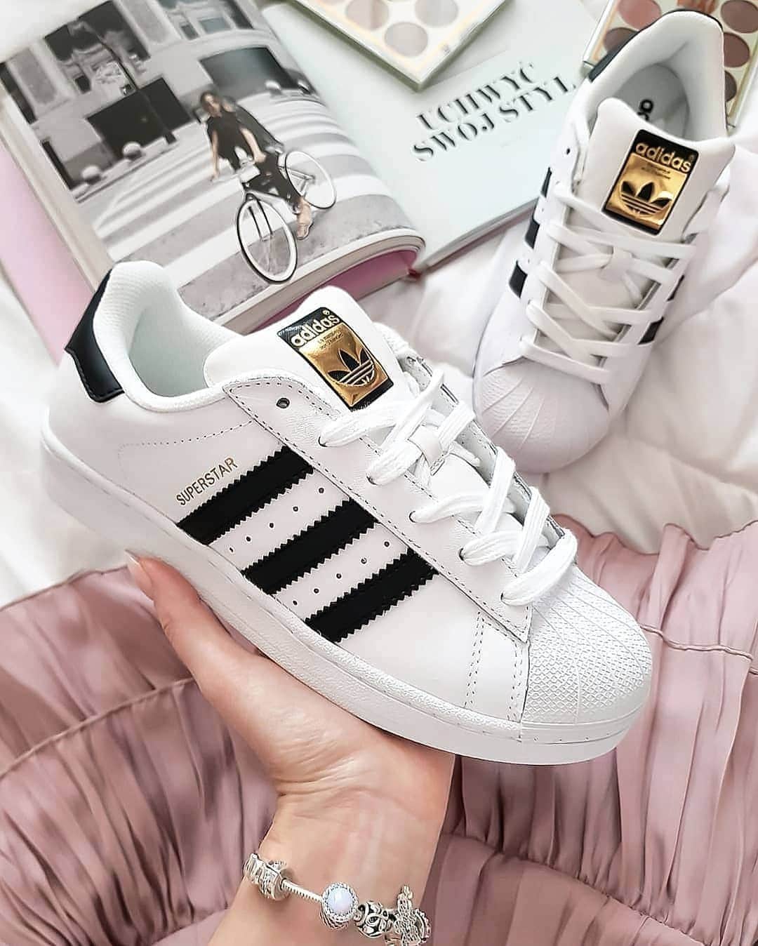 ASOSさんのインスタグラム写真 - (ASOSInstagram)「An oldie but a goodie ⭐ 📸️ @sy.lwiaaa (she/her) 🔎 adidas Originals Superstar trainers in white (1545546)」9月24日 9時00分 - asos