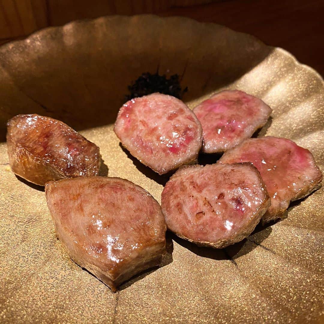 東京外食女さんのインスタグラム写真 - (東京外食女Instagram)「#新宿 #東京肉しゃぶ家 . . 魚に近い脂を持つ但馬牛を 最高の状態で味わえるお店です！ . マグロの大トロのような口どけ。 . . 東京では、 東京肉しゃぶ家 焼肉X 西麻布 蒼 神楽坂 鉄板焼中むら 他数件でしかお目にかかれない 貴重な銘柄牛です。 . . 上田畜産の但馬玄(たじまぐろ) サーロインはしゃぶしゃぶで。 . 酢味噌とあわせると、 予想以上の相性に驚くでしょう。 . . シャトーブリアンは ふわふわで、 簡単に噛み切れてしまう。 . すき焼きとしゃぶしゃぶ、 両方でオーダーできます！ . . . 但馬玄は、他の牛とは 融点が異なります。 . 約25度が普通ですが 但馬玄は12.4度。 . . この融点の違いは 他の牛とは全く異なる 育て方で生まれます！ . . 必須アミノ酸や 不飽和脂肪酸(魚に近い脂)を 多く含む上質な牛肉は、 大量生産では絶対に生み出せない 但馬玄だけの特徴です。　 . . . 「繁殖」から「販売」迄 完全一貫生産することは 通常難しいため、 他の牧場ではほとんどありません。 . . 上田畜産ではそば、ごま、 あわなどの天然素材を 中心としたセサミヘルスフィードを 全ての牛に食べさせている。 . . わたしより健康そう！笑 . . . 腹作りに欠かせない牧草は 海外の農場を訪れ、 直接見て確かめて安全な物を 仕入れているそうです！ . 上田畜産独自の セサミヘルスフィードには、 牛の体内では生成できない 必須アミノ酸が多く含まれており、 この飼料で育つ牛の脂には、 不飽和脂肪酸や、 一般的に含まれないと言われている オメガ3脂肪酸が含まれるそう。 . . そんな奇跡の和牛をお腹いっぱい 食べさせてもらえる名店が 東京肉しゃぶ家さん^ ^ . . こんなに真剣に料理と 店作りをされている店主さまご自身も 貴重な存在ですし、 いつまでもお店に通いたいです。 . . . 秋冬はオンシーズンなので 是非今のうちに👍 . . #東京肉しゃぶ家  #しゃぶしゃぶ #但馬牛  #上田畜産 #但馬玄 #肉テロ #東新宿グルメ #大久保グルメ #東京グルメ #グルメ好きな人と繋がりたい  #foodie #グルメ女子 #東京外食女」9月24日 9時01分 - himeno_0729