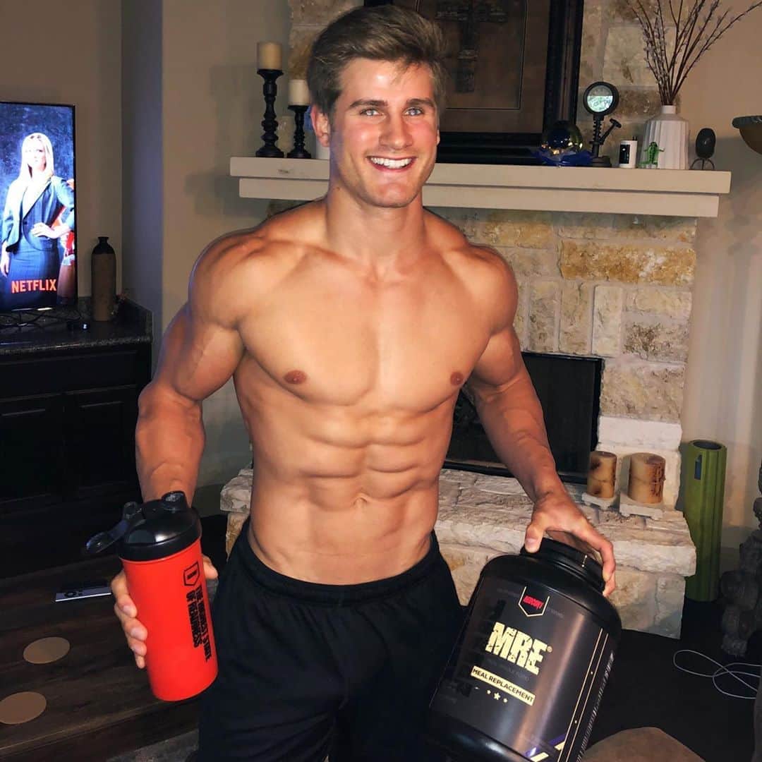 セージ・ノースカットのインスタグラム：「Comment if you drink protein shakes! Click the link in my bio and get 20% off using code SAGE20」