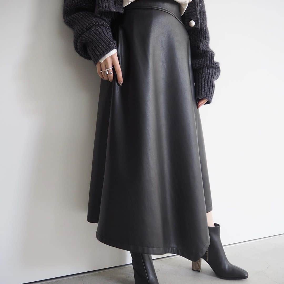 のインスタグラム：「. 『 Urban Retro Woman 』  この秋、新しいスタイリングとしてラブレスが提案するのは『Urban Retro Woman』。 都会的なマニッシュさに、どこかレトロな遊び心を。かっこいいのに気張らない、大人の余裕を感じさせるコレクション。  Cardigan / @johnlawrencesullivan_official  Blouse / @loveless___official Skirt / @loveless___official Shoes / @loveless___official  画像をタップして頂くと商品をご覧いただけます。  #loveless #20aw  #newseason #newarrival  #ラブレス #ラブレスセレクト #urban #manish  #manishstyle #retrostyle」