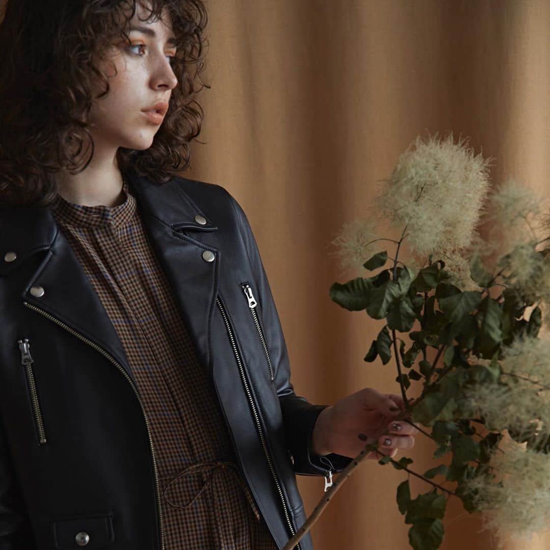 エリオポールのインスタグラム：「. Brit chic! 9.4.fri.-10.4.sun. . . JACKET [HÉLIOPÔLE]  46,000yen+tax DRESS [HÉLIOPÔLE]  29,000yen+tax TIGHTS [BLEU FORET]  3,600yen+tax BOOTS [MARI GLUDICELLI]  97,000yen+tax . . . . #HELIOPOLE #エリオポール #britchic  #2020aw #autumnwinter #selectshop #fashion #style #british #britishstyle」