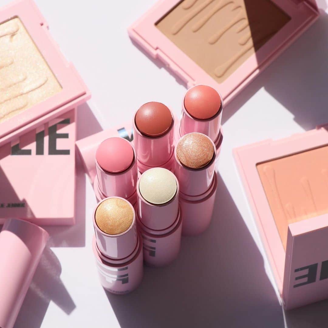 Kylie Cosmeticsさんのインスタグラム写真 - (Kylie CosmeticsInstagram)「2 days until our NEW Blush and Kylighter sticks launch! ⁠🤩 ⁠coming Friday 9.25 9am pst! 💗 KylieCosmetics.com⁠⠀」9月24日 9時17分 - kyliecosmetics