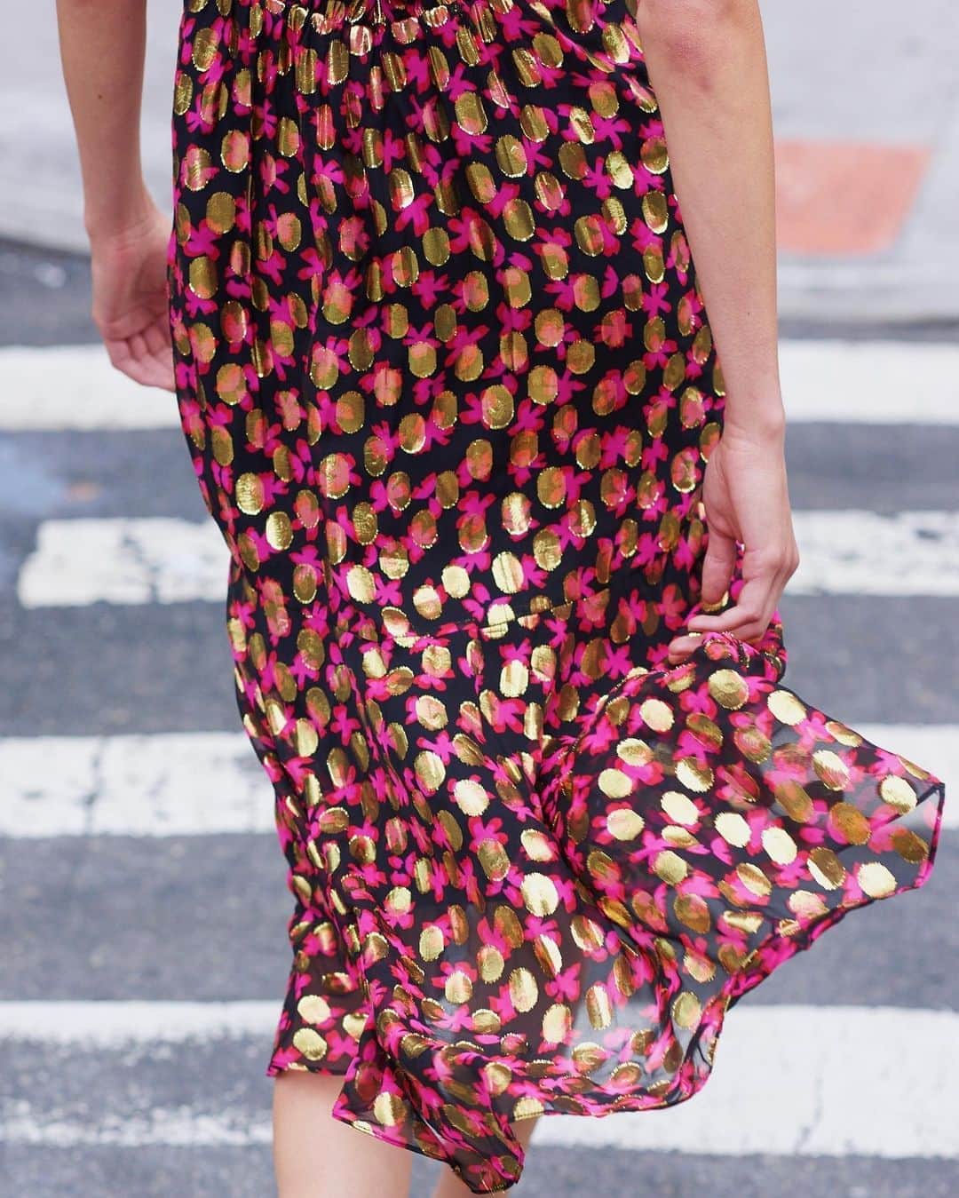 のインスタグラム：「A mid-week metallic moment」