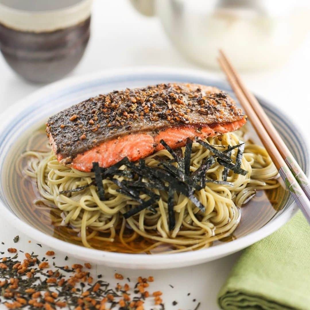 YAMAMOTOYAMA Foundedのインスタグラム：「Need some dinner inspo? We got you covered! Tap the link in bio to get the recipe for this delicious Genmaicha Crusted Salmon with Green Tea Soba Noodles. #Yamamotoyama」