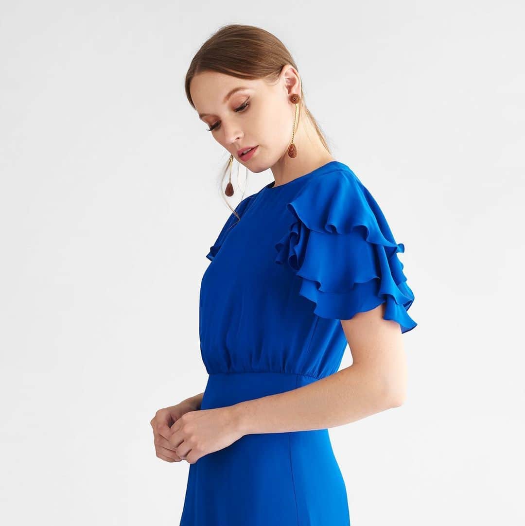 サッチン+バビのインスタグラム：「The Gayle dress is a seasonless style. Its soft blouson, a-line shape and tiered flutter sleeve come together to create a dress that can go from day to evening with ease. - #sachinandbabi #newarrivals」