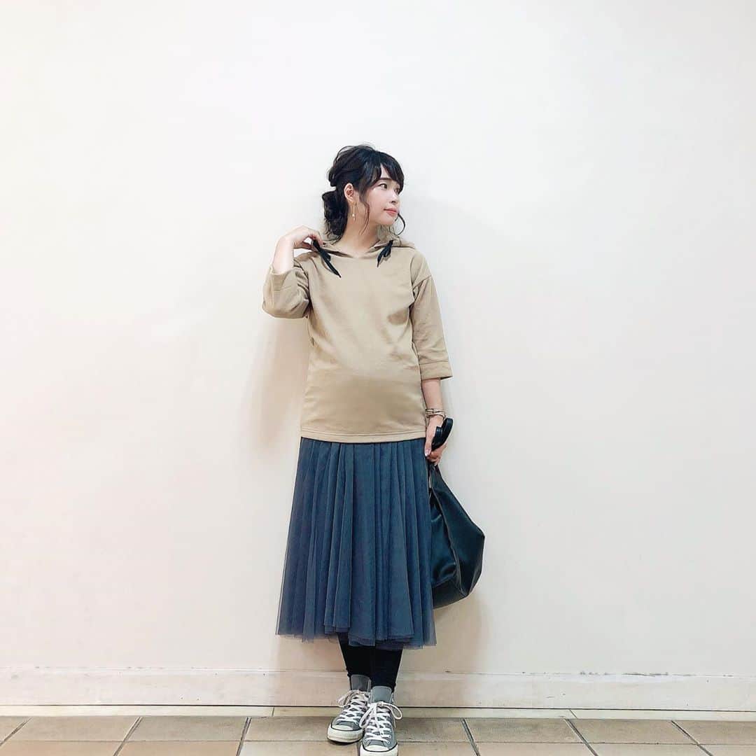 三佐和あやのインスタグラム：「おはようございます。妊婦検診いってきますね、9ヶ月 お腹もぽんぽこりんです😅🍁﻿ ﻿Parker ... @grl_official  Skirt ... @fifth_store  Bag... @gu_for_all_  Accessories ﻿ ... @enjoueel   Watch ... @mavenjapan  ﻿sneaker ... @converse_jp  +*————————*+﻿  #秋コーデ #きょこ #いつコ #grl #シンプルコーデ #大人カジュアル #ママコーデ #ママリ #ママファッション #マタママ #ファッション #お洒落 #バッグ #fashion #ootd #大人女子 #アラサー #アラフォー #大人可愛い #ママ #マタママ #ぷんにー #マタニティ#3児ママ #関西ママ #ママコーデ #アラサーママ #30代コーデ」