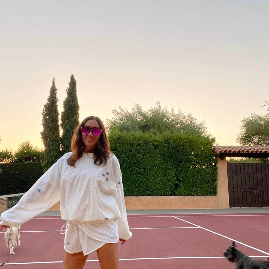 JEN ATKINさんのインスタグラム写真 - (JEN ATKINInstagram)「the summer of pretending to be good at tennis ✌🏼🎾」9月24日 0時47分 - jenatkinhair