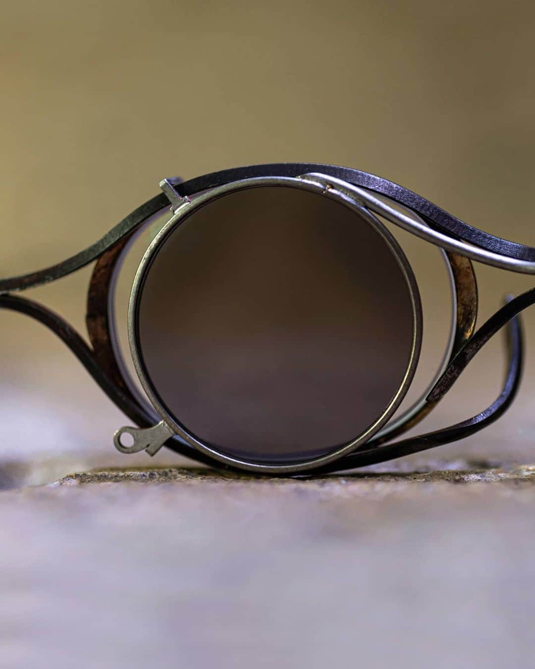 のインスタグラム：「: Created in collaboration with Mr. Tomoaki Okaniwa of artisans label The Viridi-anne, the #RG2002TVA comprises first of a main frame crafted of angled steel bars. . Bound together by tension and equilibrium, the bars curve sinuously along an infinity path and converge into a slender sideways figure 8, pulling off a signature play on the two eternal symbols of balance and propitiousness. . Design shines brightest when designers do their own thing rather than do what others do. . #rigards #theviridianne #ExperienceTheOriginal #HandmadeForYourFace」