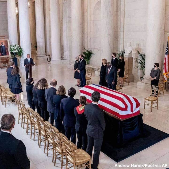 ABC Newsさんのインスタグラム写真 - (ABC NewsInstagram)「Three days of public mourning for Justice Ruth Bader Ginsburg, a champion of equality and women's rights, began when her casket arrived at the Supreme Court for a procession up the court steps lined by more than a hundred of her former law clerks. #supremecourt #rbg #ruthbaderginsburg #lawclerks」9月24日 0時40分 - abcnews