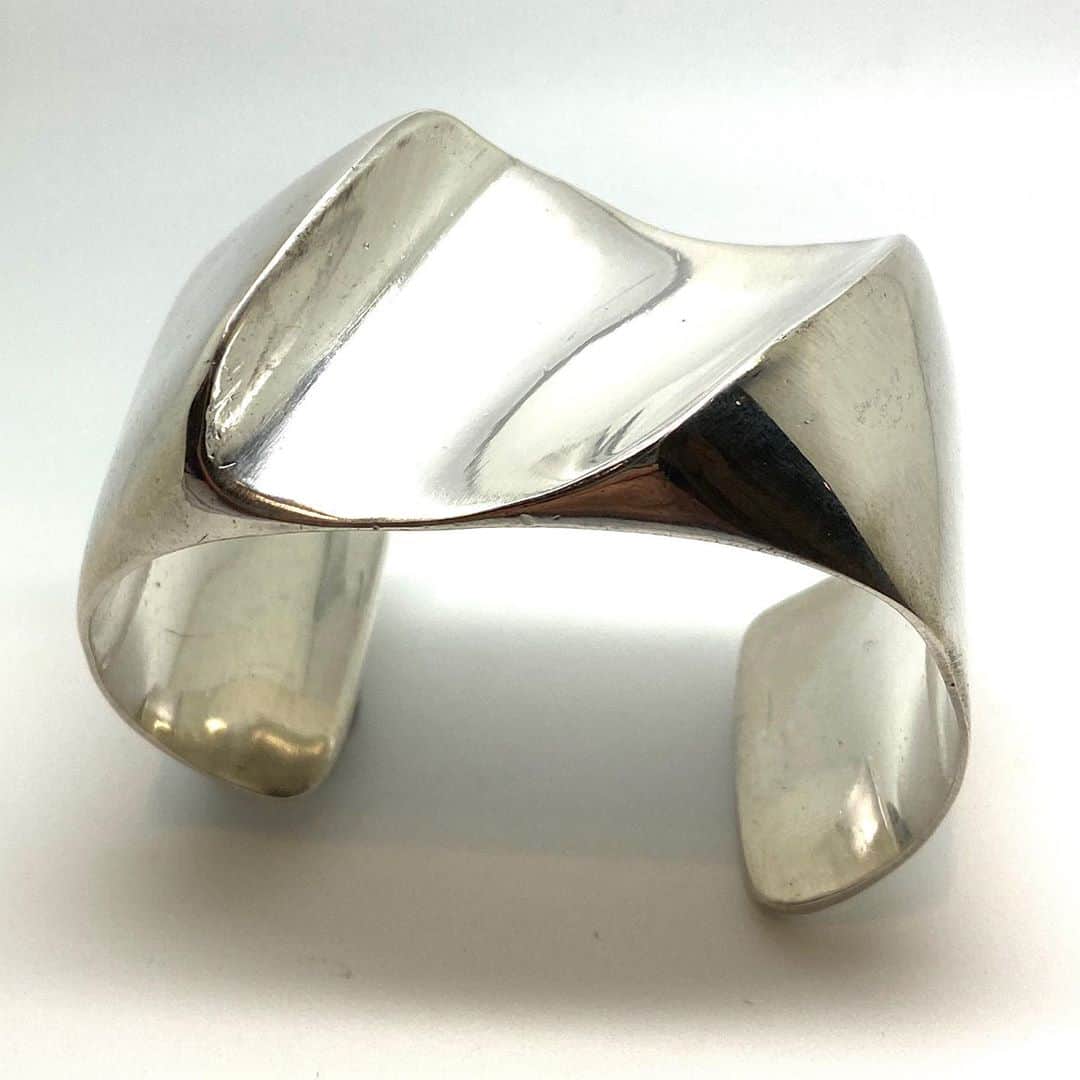 ホアキンベラオのインスタグラム：「Quiero contaros sobre esta pulsera que yo ya ni me acordaba....me la trajo una clienta diciéndome que la compró hace 50 AÑOS y quería pulirla porque la usa mucho y estaba muy rayada, pero la he dejado como nueva. Lo mejor de todo esto es que a pesar del paso del tiempo, sigue siendo actual y moderna.」