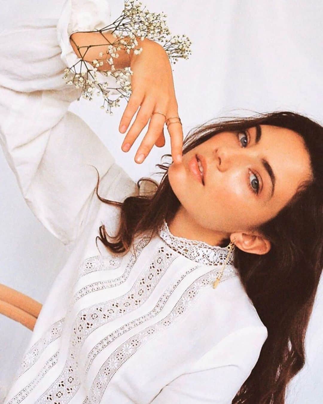 Amelia Zadroのインスタグラム：「Excited to be offering a 1hr embodied decision making workshop for @femalenarratives Virtual Tea Time this evening. It’s special to get the opportunity to share my personal development offerings with community who I’ve met through the fashion and creative industries. They used to be such separate parts of my life but the more they weave together, the more it all makes why I’m doing both! If you would like to feel more confident in making decisions and balancing intuition and logic, join us at 6:30pm London time this evening (sign up via the link in my story or DM @femalenarratives !) ❤️」