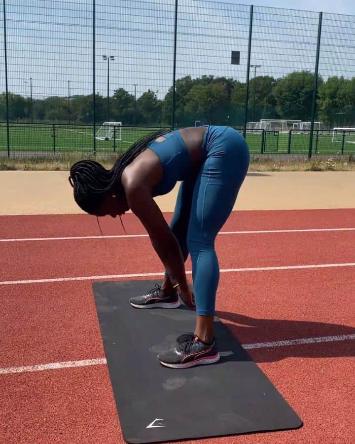 アシャ・フィリップのインスタグラム：「Wanna run? Just a couple of my go-to pre/post running stretches....⁣ ⁣ 💥Pre💥⁣ ⁣ 🏃🏿‍♀️Hamstring Floor Touch⁣ 🏃🏿‍♀️Rock & Touch⁣ ⁣ 💥Post💥⁣ ⁣ 🏃🏿‍♀️Pigeon Glute Stretch 🏃🏿‍♀️Hurdler Stretch ⁣ Wearing 🦈 @gymshark SPEED collection 🔥⁣ ⁣ ⁣  ⁣ #Training #Workout #Gymshark #GymsharkWomen #GymsharkTrain #Speed #Running #Athlete」