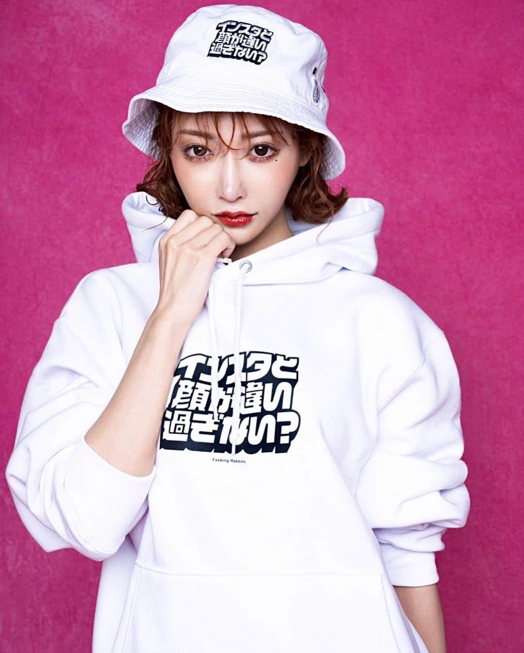 明日花キララさんのインスタグラム写真 - (明日花キララInstagram)「最後にフーディー白黒です❤︎ . #FR2 2020AW テーマ「インスタと顔が違いすぎない？」スタートします。 . “虚構”と“加工”が溢れるインスタグラム。 実際に会った時の整合性を彼女達はどう考えているのか。 . Instagram is overflowing with fiction and embellishment. What do these girls think about the discrepancies in their appearance when meeting people? . #FR2 2020AW is to begin, with a theme focused on the disparity between the face they show to instragram and reality. . 充斥着“虚构”和“加工”的Instagram。 她们是如何看待实际见面时的颜值差异？ . 我们开始了由此疑问而产生的#FR2 2020AW“与ins中的颜值差别太大？”为主题的系列商品 . 充滿了各種「虛構」與「加工」的Instagram。 對於實際見到面時的整合性，她們是如何看待的呢？ . #FR2 根據這個問題做出疑問，推出了2020 AW的主題「Instagram的照片和真面貌是不是相差太大了？」。」9月24日 0時45分 - asukakiraran