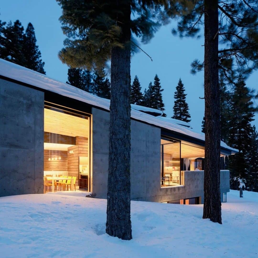 Architecture - Housesさんのインスタグラム写真 - (Architecture - HousesInstagram)「⁣ 𝐋𝐨𝐨𝐤𝐨𝐮𝐭 𝐇𝐨𝐮𝐬𝐞🌲 a mountain residence located at the base of an extinct volcano in Truckee, #California.⁣ Designed by local practice Faulkner Architects as an all-year round home for an active family, the dwelling is comprised of multiple volumes dressed in a minimalist material palette chosen for their resistance to the challenging mountain weather: concrete, glass, walnut, basalt and steel.⁣ What do you think about it? Tag an #architecture lover!💙⁣ ___ ⁣ 📐@faulknerarchitects⁣ 📸 @joefletcherphoto ⁣ #archidesignhome⁣ ___ ⁣ ⁣⁣ #cabinlife #cabin #architecture #architecture_lovers #architecturephotography ⁣⁣ #architecturelovers #architecturephoto #modernarchitecture #architecturedesign #architectures⁣⁣⁣ #archilovers #architect #cabinlove」9月24日 0時50分 - _archidesignhome_