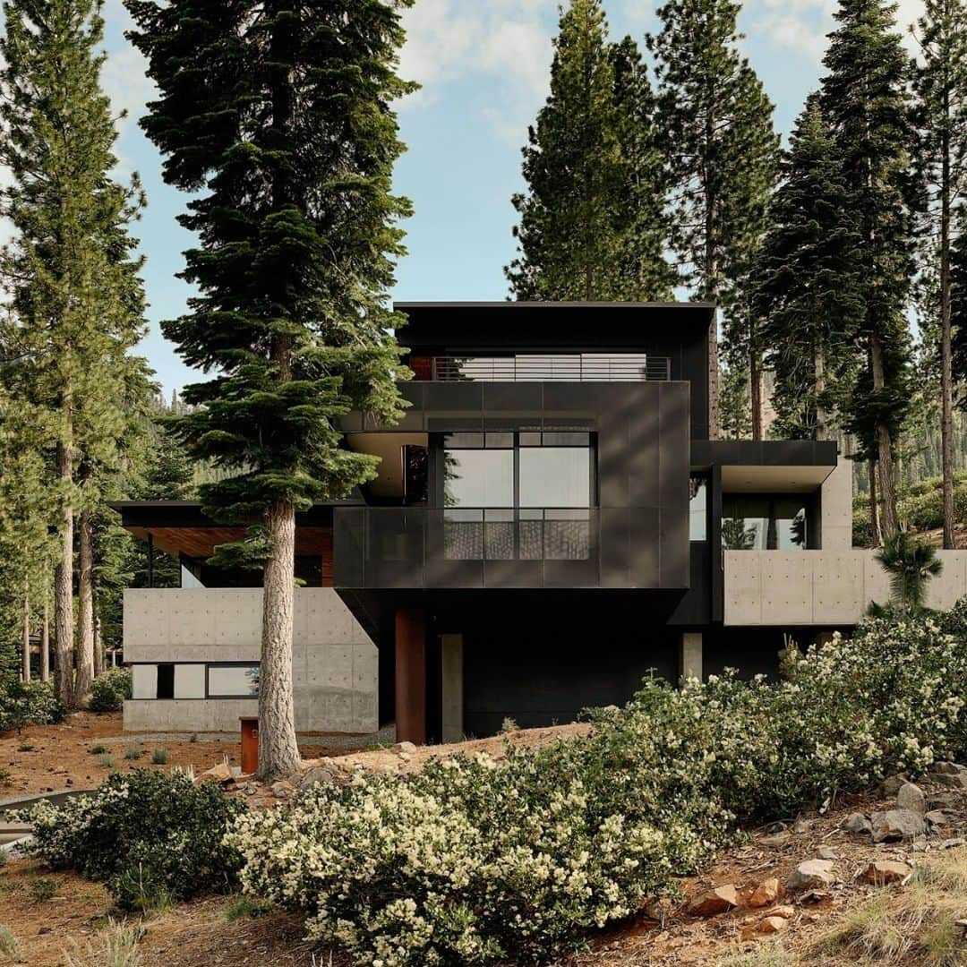 Architecture - Housesさんのインスタグラム写真 - (Architecture - HousesInstagram)「⁣ 𝐋𝐨𝐨𝐤𝐨𝐮𝐭 𝐇𝐨𝐮𝐬𝐞🌲 a mountain residence located at the base of an extinct volcano in Truckee, #California.⁣ Designed by local practice Faulkner Architects as an all-year round home for an active family, the dwelling is comprised of multiple volumes dressed in a minimalist material palette chosen for their resistance to the challenging mountain weather: concrete, glass, walnut, basalt and steel.⁣ What do you think about it? Tag an #architecture lover!💙⁣ ___ ⁣ 📐@faulknerarchitects⁣ 📸 @joefletcherphoto ⁣ #archidesignhome⁣ ___ ⁣ ⁣⁣ #cabinlife #cabin #architecture #architecture_lovers #architecturephotography ⁣⁣ #architecturelovers #architecturephoto #modernarchitecture #architecturedesign #architectures⁣⁣⁣ #archilovers #architect #cabinlove」9月24日 0時50分 - _archidesignhome_