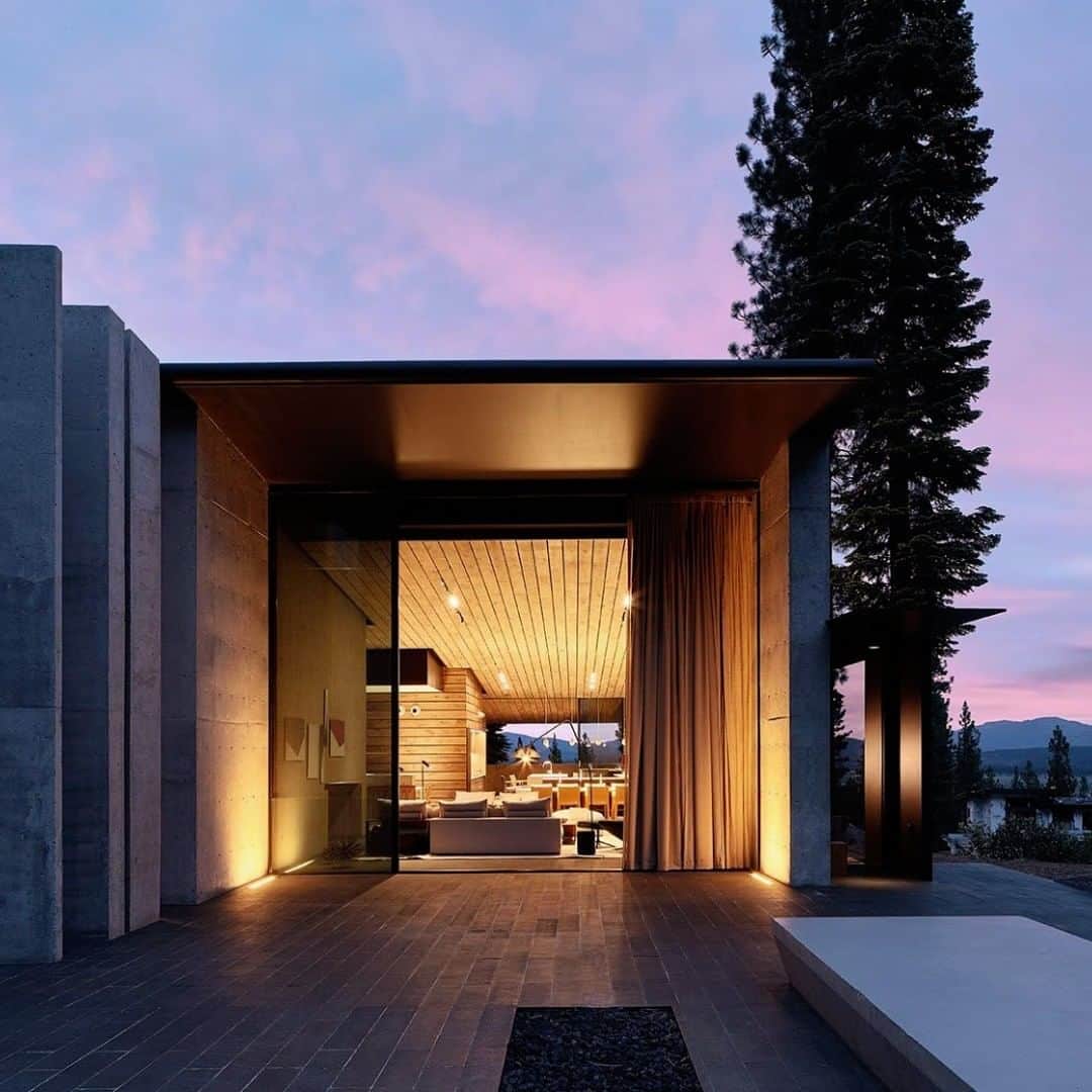 Architecture - Housesさんのインスタグラム写真 - (Architecture - HousesInstagram)「⁣ 𝐋𝐨𝐨𝐤𝐨𝐮𝐭 𝐇𝐨𝐮𝐬𝐞🌲 a mountain residence located at the base of an extinct volcano in Truckee, #California.⁣ Designed by local practice Faulkner Architects as an all-year round home for an active family, the dwelling is comprised of multiple volumes dressed in a minimalist material palette chosen for their resistance to the challenging mountain weather: concrete, glass, walnut, basalt and steel.⁣ What do you think about it? Tag an #architecture lover!💙⁣ ___ ⁣ 📐@faulknerarchitects⁣ 📸 @joefletcherphoto ⁣ #archidesignhome⁣ ___ ⁣ ⁣⁣ #cabinlife #cabin #architecture #architecture_lovers #architecturephotography ⁣⁣ #architecturelovers #architecturephoto #modernarchitecture #architecturedesign #architectures⁣⁣⁣ #archilovers #architect #cabinlove」9月24日 0時50分 - _archidesignhome_