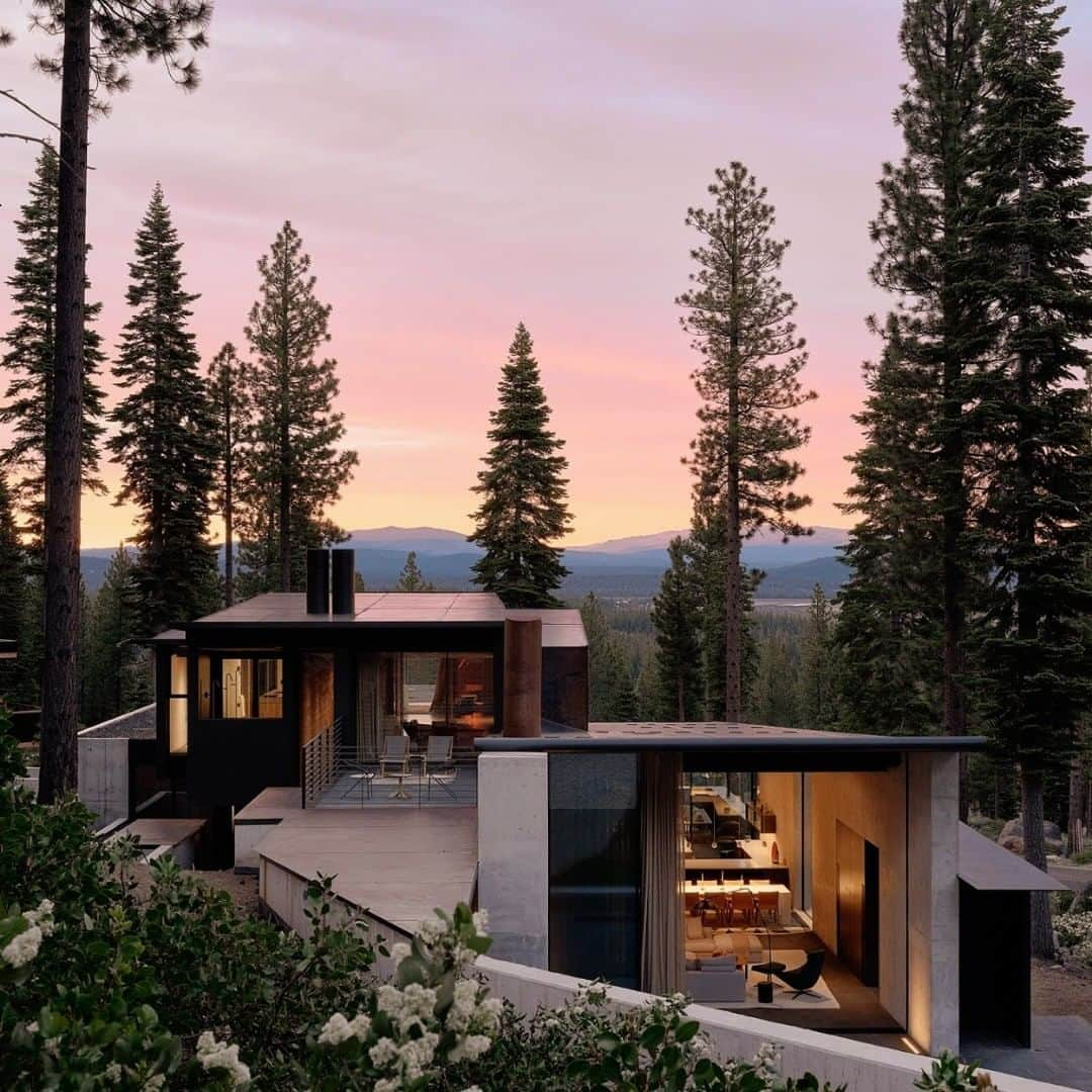 Architecture - Housesさんのインスタグラム写真 - (Architecture - HousesInstagram)「⁣ 𝐋𝐨𝐨𝐤𝐨𝐮𝐭 𝐇𝐨𝐮𝐬𝐞🌲 a mountain residence located at the base of an extinct volcano in Truckee, #California.⁣ Designed by local practice Faulkner Architects as an all-year round home for an active family, the dwelling is comprised of multiple volumes dressed in a minimalist material palette chosen for their resistance to the challenging mountain weather: concrete, glass, walnut, basalt and steel.⁣ What do you think about it? Tag an #architecture lover!💙⁣ ___ ⁣ 📐@faulknerarchitects⁣ 📸 @joefletcherphoto ⁣ #archidesignhome⁣ ___ ⁣ ⁣⁣ #cabinlife #cabin #architecture #architecture_lovers #architecturephotography ⁣⁣ #architecturelovers #architecturephoto #modernarchitecture #architecturedesign #architectures⁣⁣⁣ #archilovers #architect #cabinlove」9月24日 0時50分 - _archidesignhome_