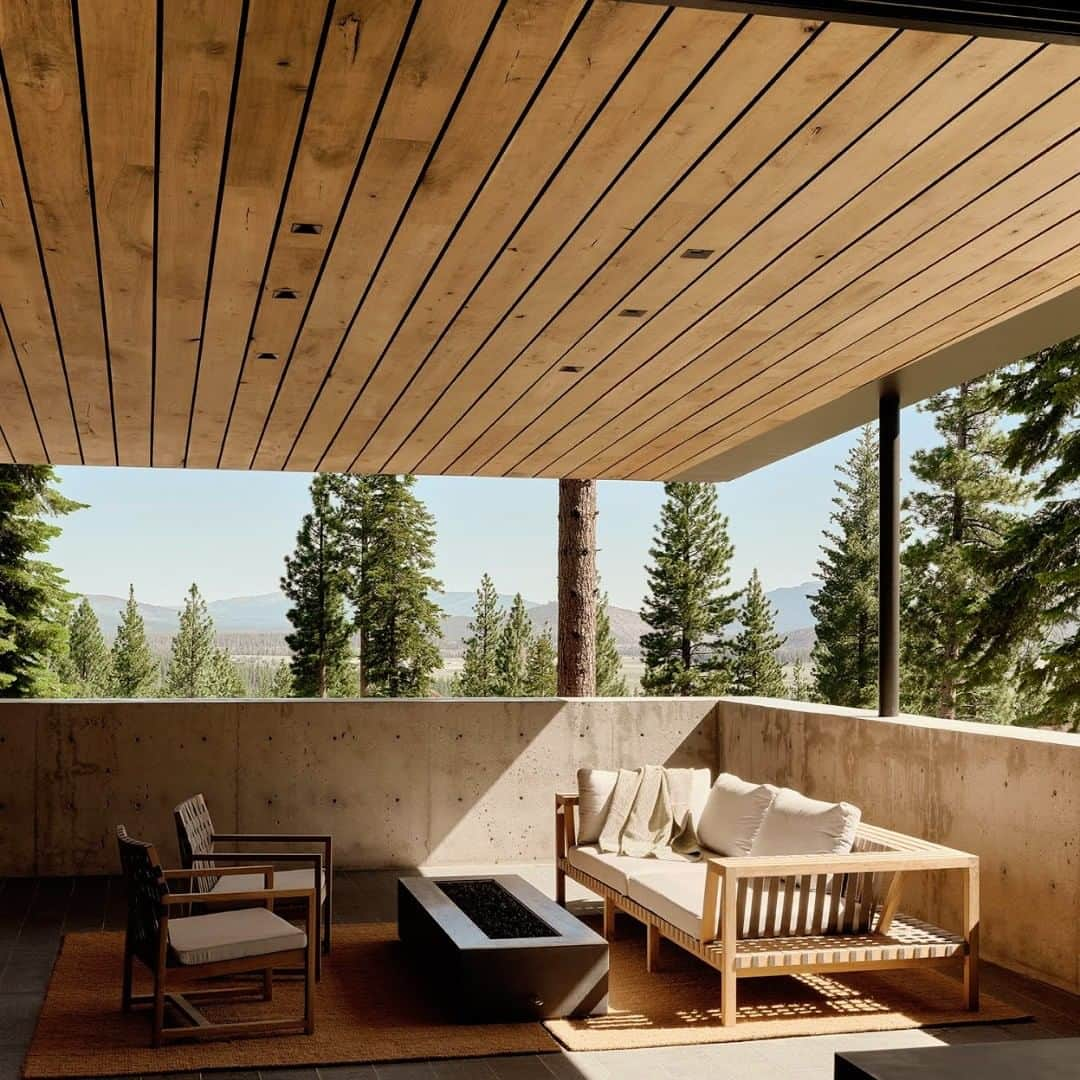 Architecture - Housesさんのインスタグラム写真 - (Architecture - HousesInstagram)「⁣ 𝐋𝐨𝐨𝐤𝐨𝐮𝐭 𝐇𝐨𝐮𝐬𝐞🌲 a mountain residence located at the base of an extinct volcano in Truckee, #California.⁣ Designed by local practice Faulkner Architects as an all-year round home for an active family, the dwelling is comprised of multiple volumes dressed in a minimalist material palette chosen for their resistance to the challenging mountain weather: concrete, glass, walnut, basalt and steel.⁣ What do you think about it? Tag an #architecture lover!💙⁣ ___ ⁣ 📐@faulknerarchitects⁣ 📸 @joefletcherphoto ⁣ #archidesignhome⁣ ___ ⁣ ⁣⁣ #cabinlife #cabin #architecture #architecture_lovers #architecturephotography ⁣⁣ #architecturelovers #architecturephoto #modernarchitecture #architecturedesign #architectures⁣⁣⁣ #archilovers #architect #cabinlove」9月24日 0時50分 - _archidesignhome_