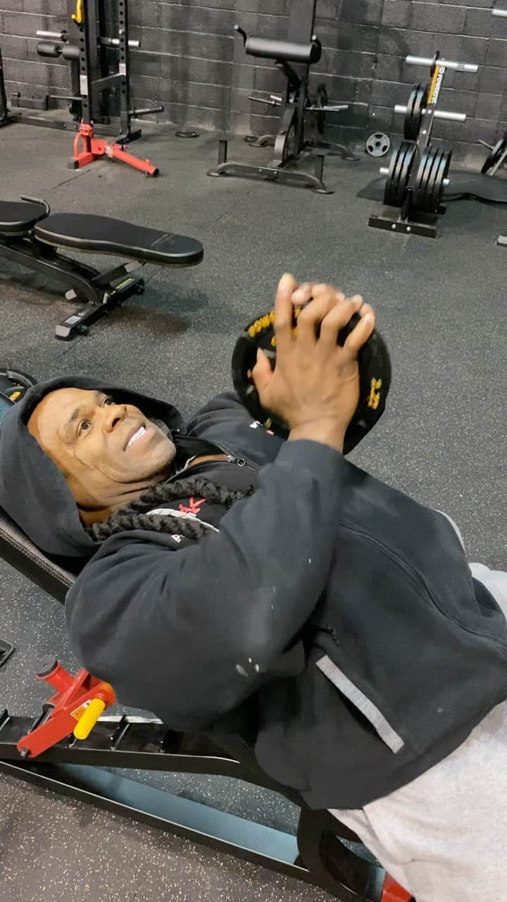 カイ・グリーンのインスタグラム：「You may love the gym, or you may hate the gym. Either way, you undoubtedly have more responsibilities outside of the gym. Working out is a valuable tool wherein you can craft your best self, but you need to exist beyond the iron workshop to truly flourish as an athlete. From the video above performing back to back exercises or “supersets” can allow you to perform high volume workouts with minimal time. .. If you are performing two exercises without a superset with 5 sets each and 60 second rests, you will have 5 minutes per exercise of rest. If you extrapolate this over 6 exercises, then you are resting in the gym for 30 minutes. However, if you superset these movements, then you will cut your rest time in half and possibly increase the effectiveness of your workout. .. 🔥JOIN MY 8 WEEK CHALLENGE - Just Click The Link In My Bio .. The Best Transformation WINS $1,000 and a One Year @dynamikmuscle sponsorship .. ✅FULL 8 WEEK PROGRAM Giving you all the tools (Diet/Training) you need to make BIG CHANGES in your physique!」