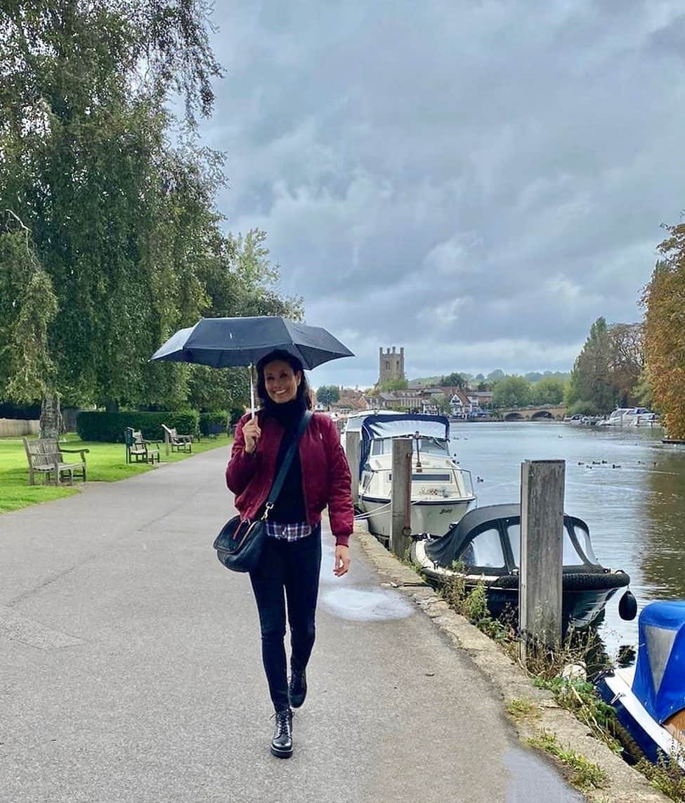 メラニー・サイクスさんのインスタグラム写真 - (メラニー・サイクスInstagram)「Water water everywhere 😁💫 What a fun day by the river,  despite the rain 💙 #henleyonthames. Shooting the next cover & fashion pages for @thefrank_mag thank you to our amazing team #models  @betsie_dee & @hellalund #photographer @elisabethhoffphoto #styling #fashioneditor@akermanstylist #mua & #beautyeditor @fionaeustace #hairstylist @alexszabohair #frankbyname shot of me #editorinchief by #designdirector @milliejacooper 😁💫 #teamwork」9月24日 0時53分 - msmelaniesykes