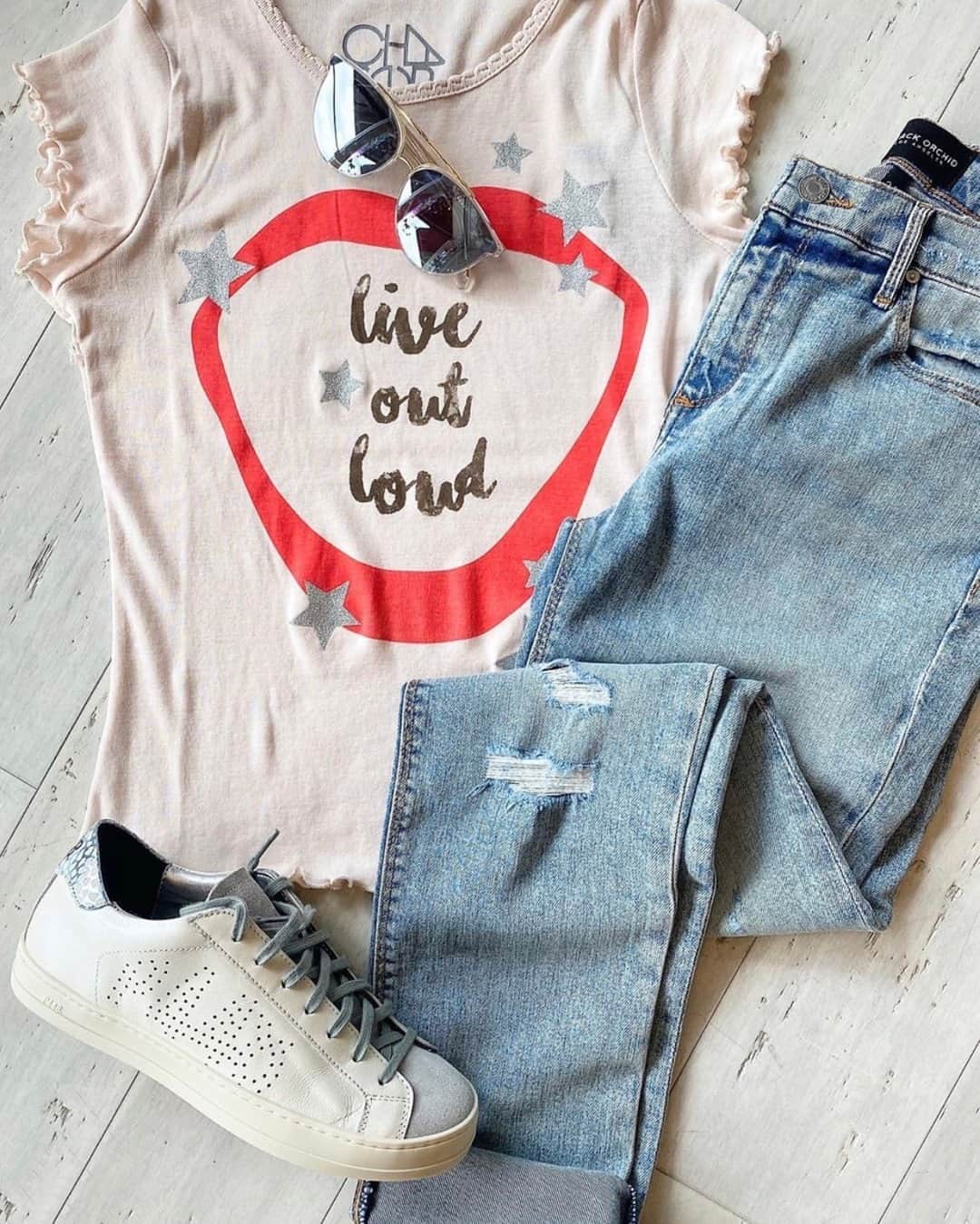 チェイサーのインスタグラム：「When in doubt... wear denim👖 and a graphic tee⚡️ @councilstudio #chaserbrand #liveoutloud #graphictee #graphictshirt #ootdstyle #casualstyle」
